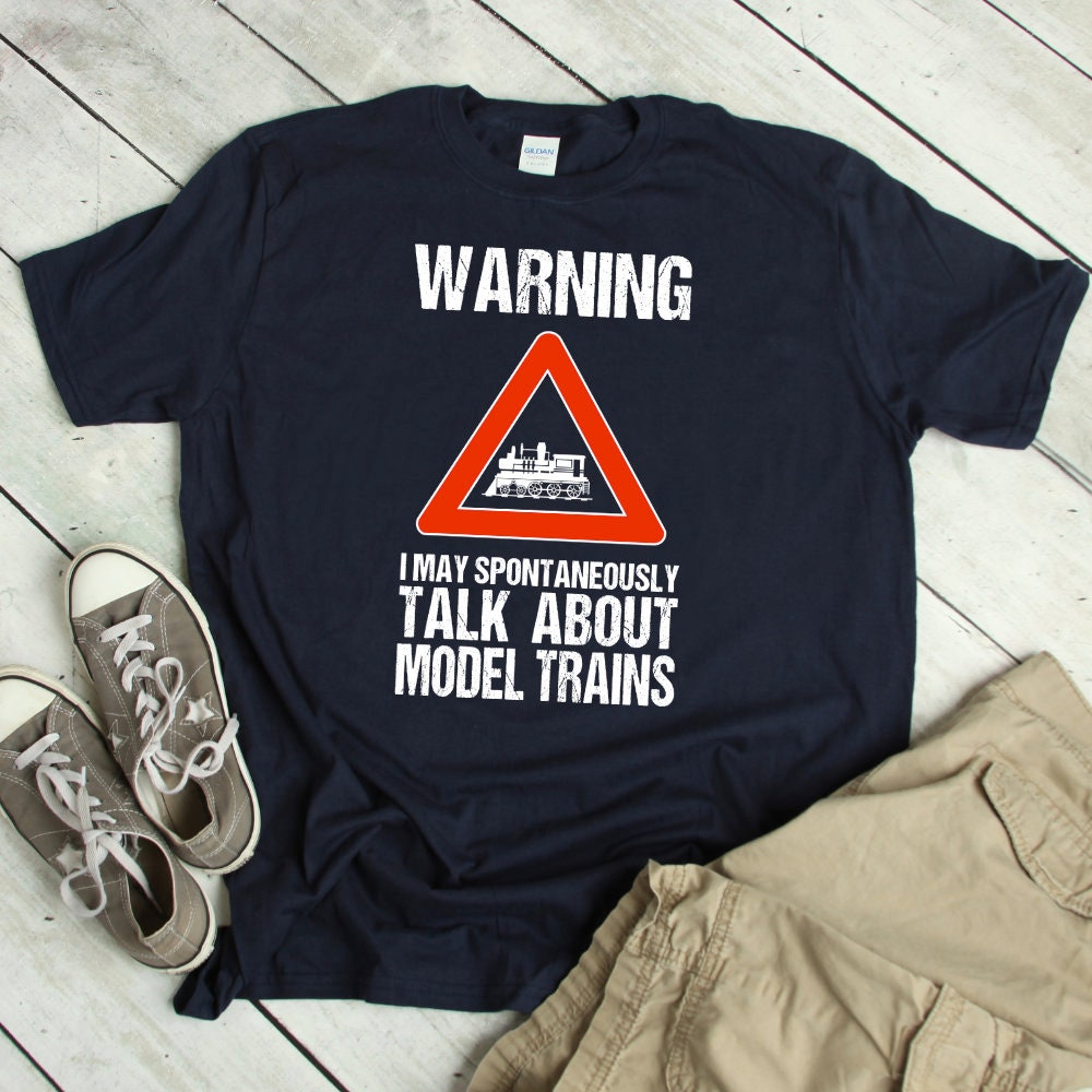 Lustiges Modell Zug Shirt Humor Eisenbahn Tshirt Geschenk Spielen Mit Zügen T-Shirt Lokomotive T Zitat Spruch von ShirtsandGifts