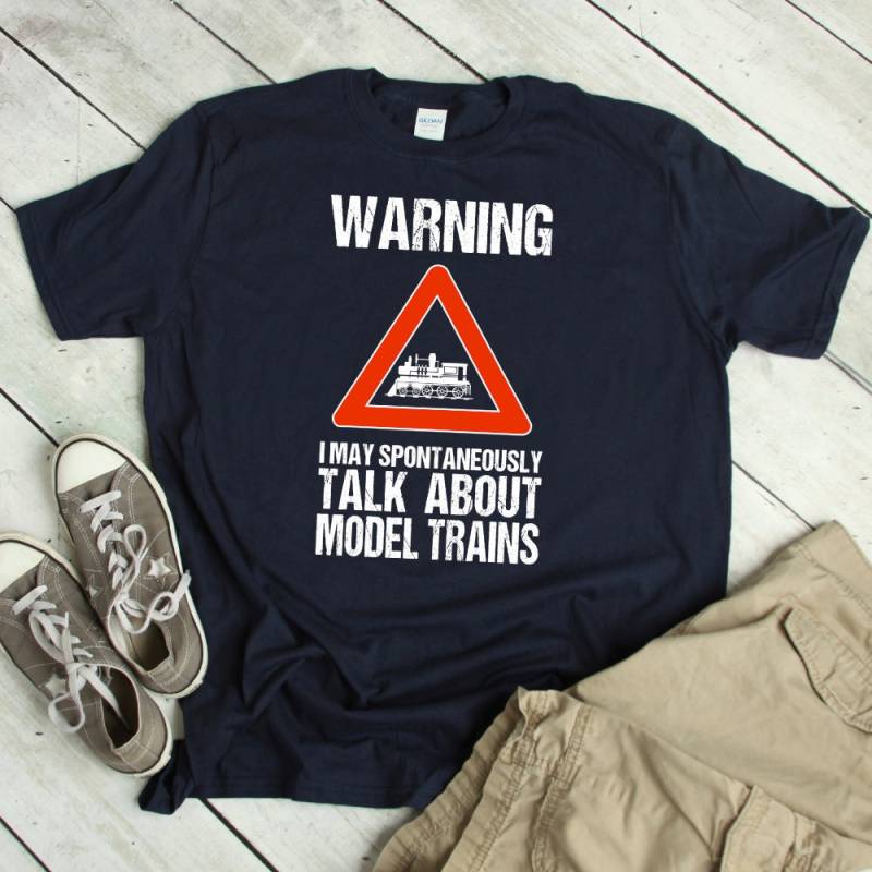 Lustiges Modell Zug Shirt Humor Eisenbahn Tshirt Geschenk Spielen Mit Zügen T-Shirt Lokomotive T Zitat Spruch von ShirtsandGifts