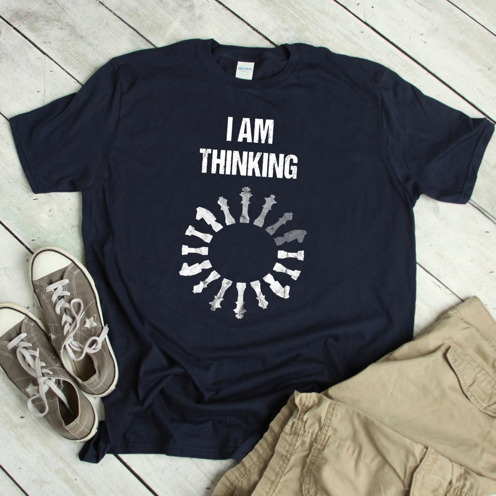 Lustiges Schachspieler Shirt - Denken Schach Spielen Humor T-Shirt Schachfiguren Bischof Spielen Schachmeister Geschenk Unisex von ShirtsandGifts