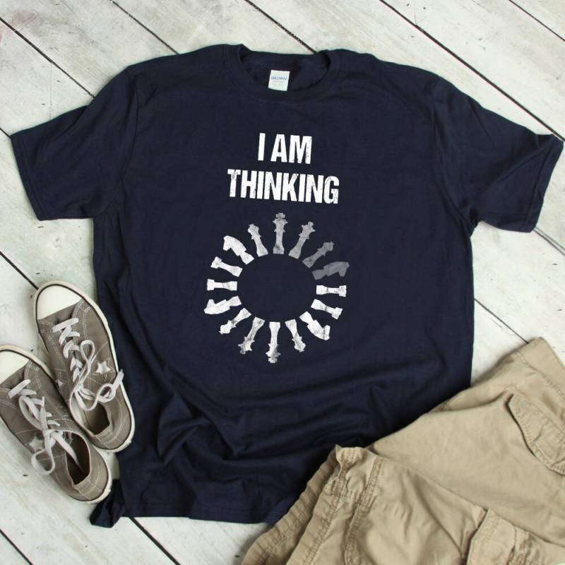 Lustiges Schachspieler Shirt - Denken Schach Spielen Humor T-Shirt Schachfiguren Bischof Spielen Schachmeister Geschenk Unisex von ShirtsandGifts