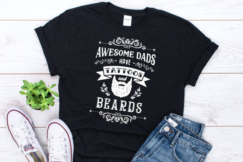 Tattoo Papa Shirt Ink Dad Bearded Cooles Coolstes Geschenk Vater Super Badass T-Shirt von ShirtsandGifts