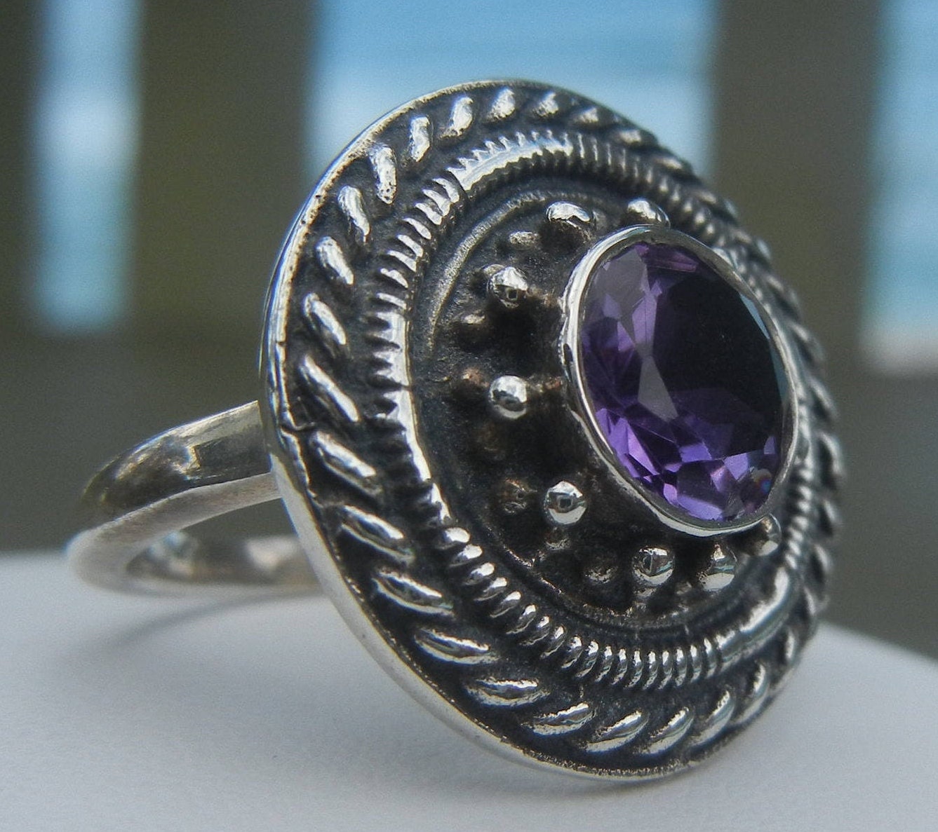 Vintage Bali Amethyst Ring Sterling Silber Mandala Design, Size 7 Vintage Bali Amethyst Ring Sterling Silber Mandala Design, Size 7 von ShivaMoonHawaii