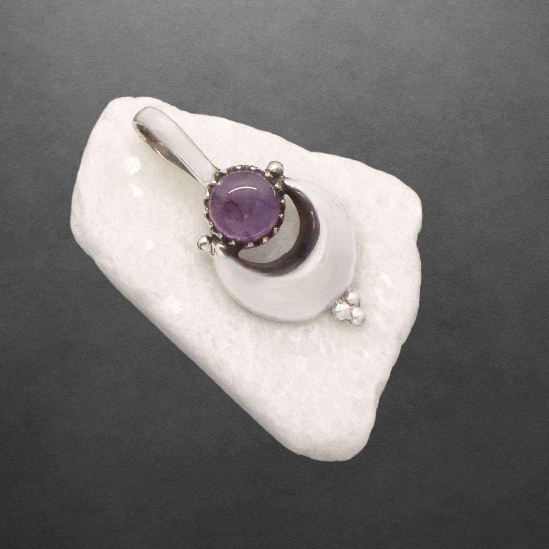 Amethyst Anhänger Aus 925 Sterling Silber, Glänzendes Silber Mit Geschwärzten Details, Farbe Des Steins Kann Variieren, 32 X 16 Mm Amethyst Anhänger Aus 925 Sterling Silber, Glänzendes Silber Mit Geschwärzten Details, Farbe Des Steins Kann Variieren, 32 X 16 Mm von ShivasSilver