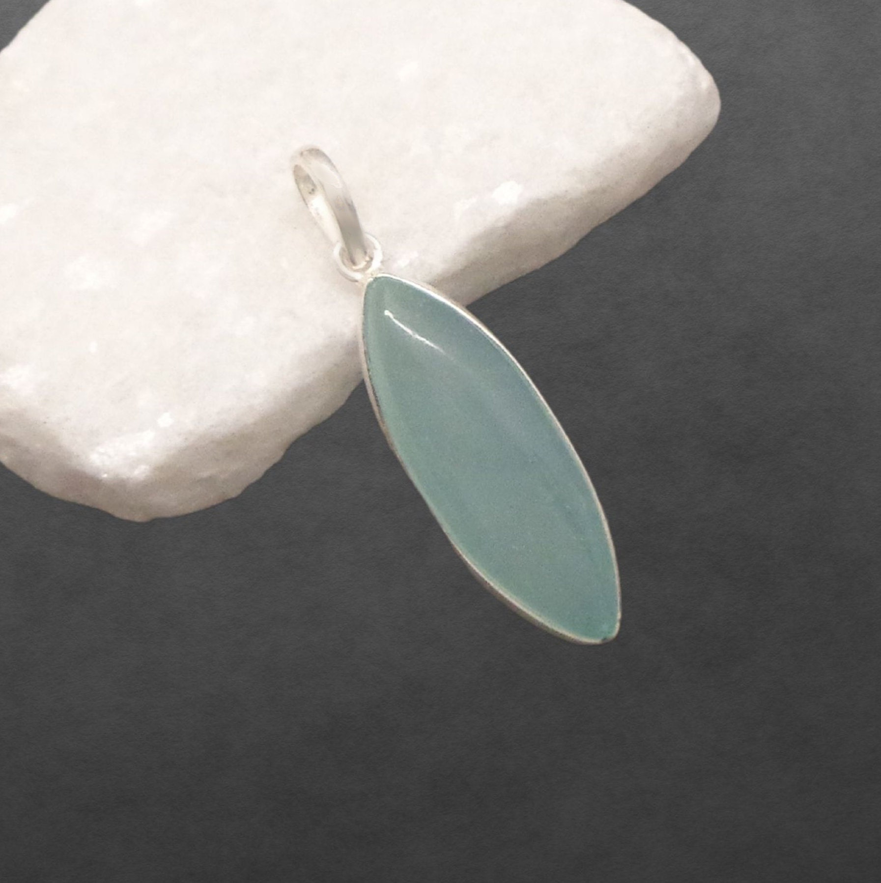 Aqua Chalcedon Anhänger Mit 925 Sterling Silber, Farbe Variiert Je Nach Lichteinfall Aqua Chalcedon Anhänger Mit 925 Sterling Silber, Farbe Variiert Je Nach Lichteinfall von ShivasSilver