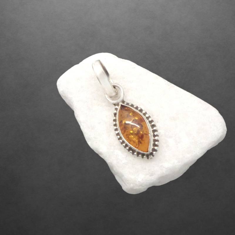 Bernstein Anhänger Aus 925 Sterling Silber, Oranger Stein, Geschwärzt 1777 Bernstein Anhänger Aus 925 Sterling Silber, Oranger Stein, Geschwärzt 1777 von ShivasSilver