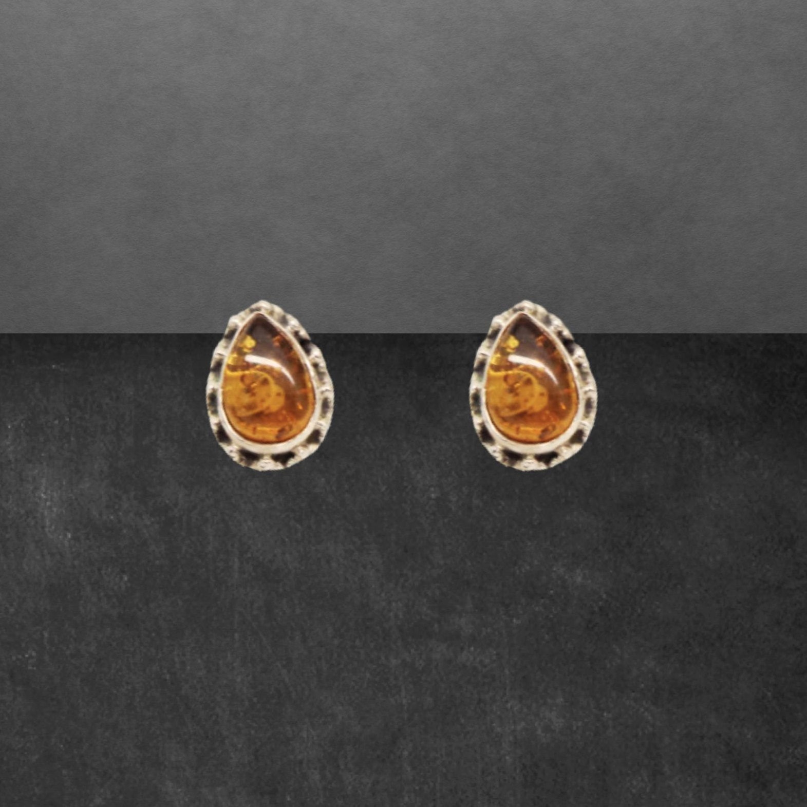 Bernstein Ohrstecker 925 Sterling Silber, Geschwärzt, Tropfen Cabochon 8080 von ShivasSilver