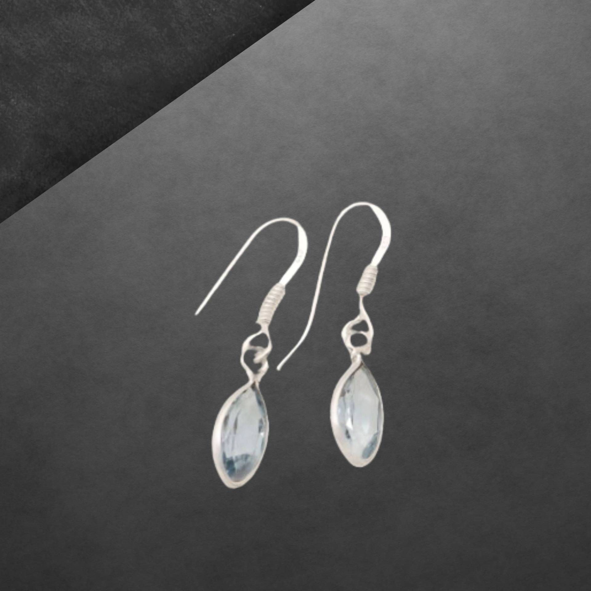 Blautopas Ohrringe 925 Sterling Silber, Facettierte Steine, Zierliches Design von ShivasSilver