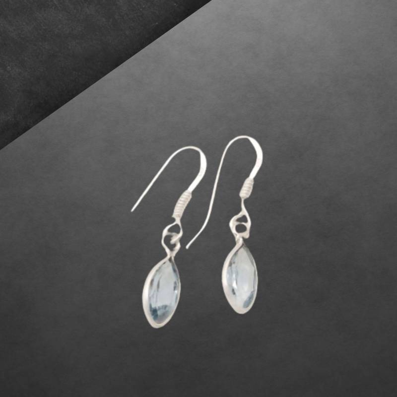 Blautopas Ohrringe 925 Sterling Silber, Facettierte Steine, Zierliches Design von ShivasSilver