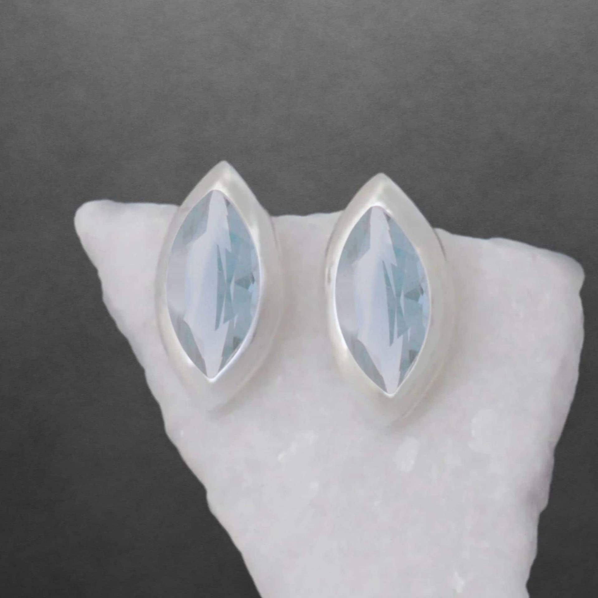 Blautopas Ohrstecker 925 Sterling Silber, Glänzend Und Facettierte Steine in Modernem Design von ShivasSilver