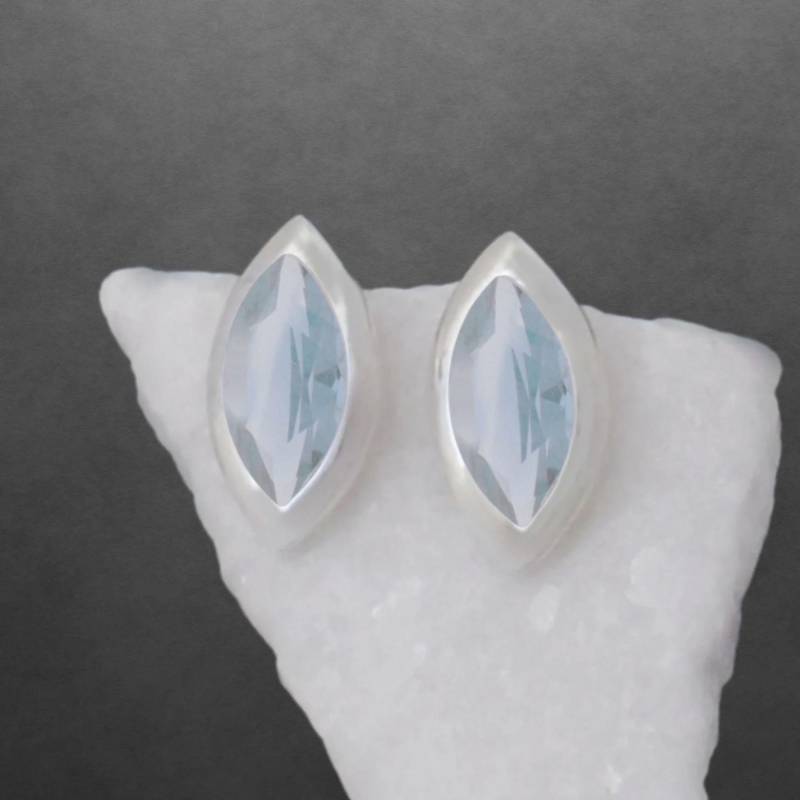 Blautopas Ohrstecker 925 Sterling Silber, Glänzend Und Facettierte Steine in Modernem Design von ShivasSilver