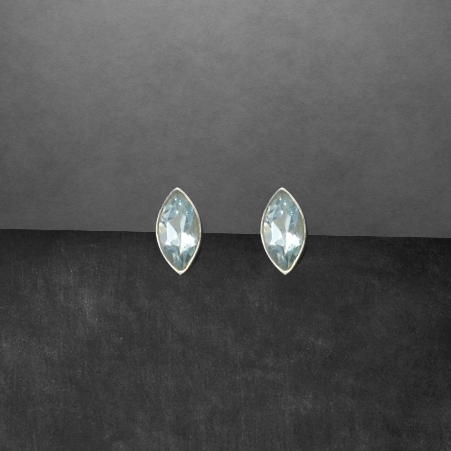 Blautopas Ohrstecker 925 Sterling Silber Facettierte Steine, Modernes Design Für Frauen von ShivasSilver