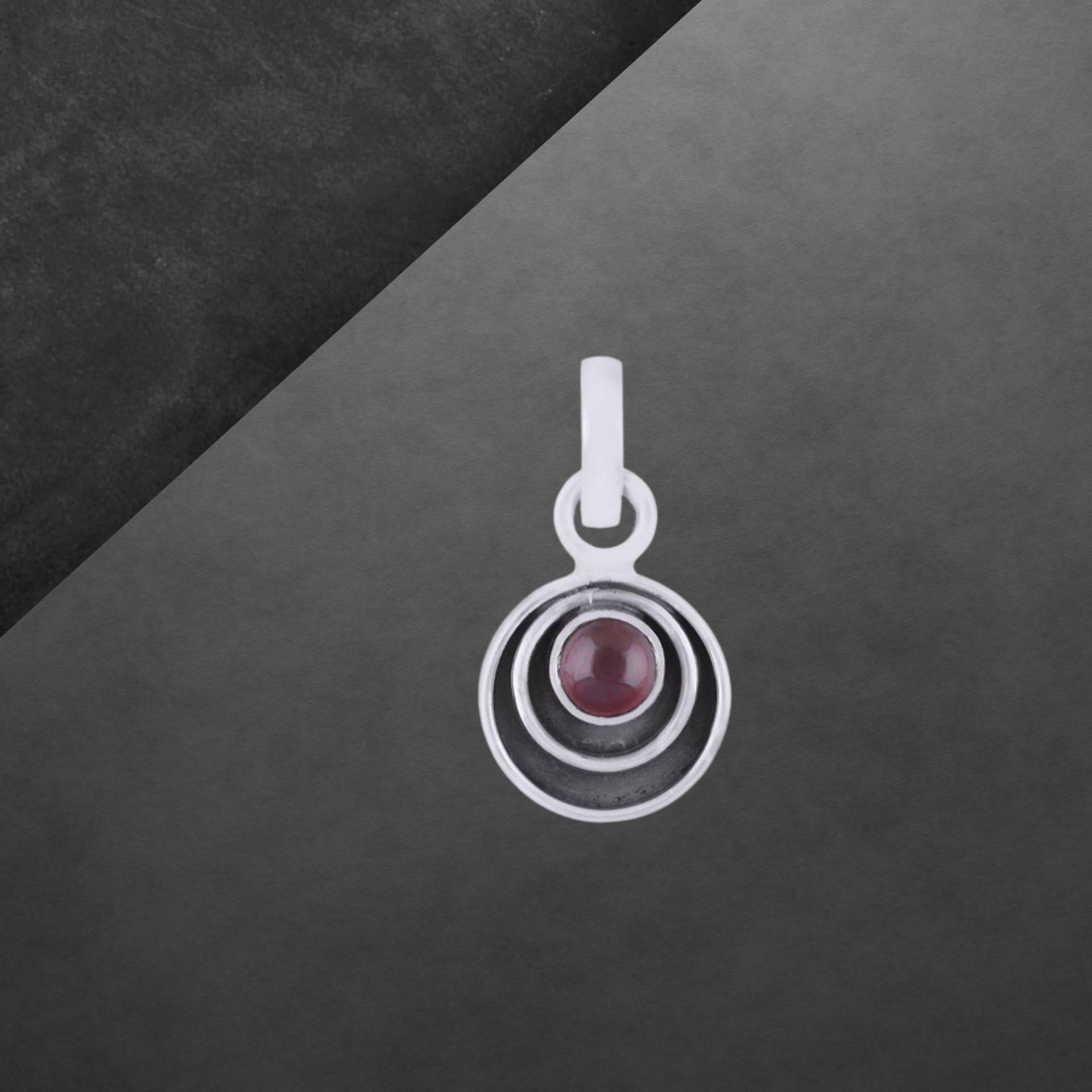Granat Anhänger 925 Sterling Silber, Klein Und Geschwärzt, Runder Cabochon, 17A von ShivasSilver