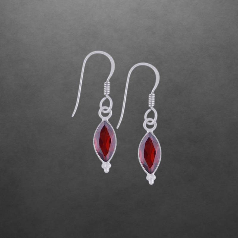 Granat Ohrringe 925 Sterling Silber, Facettierte Steine, Haken Offen, Silikon-Verschlüsse 66C von ShivasSilver