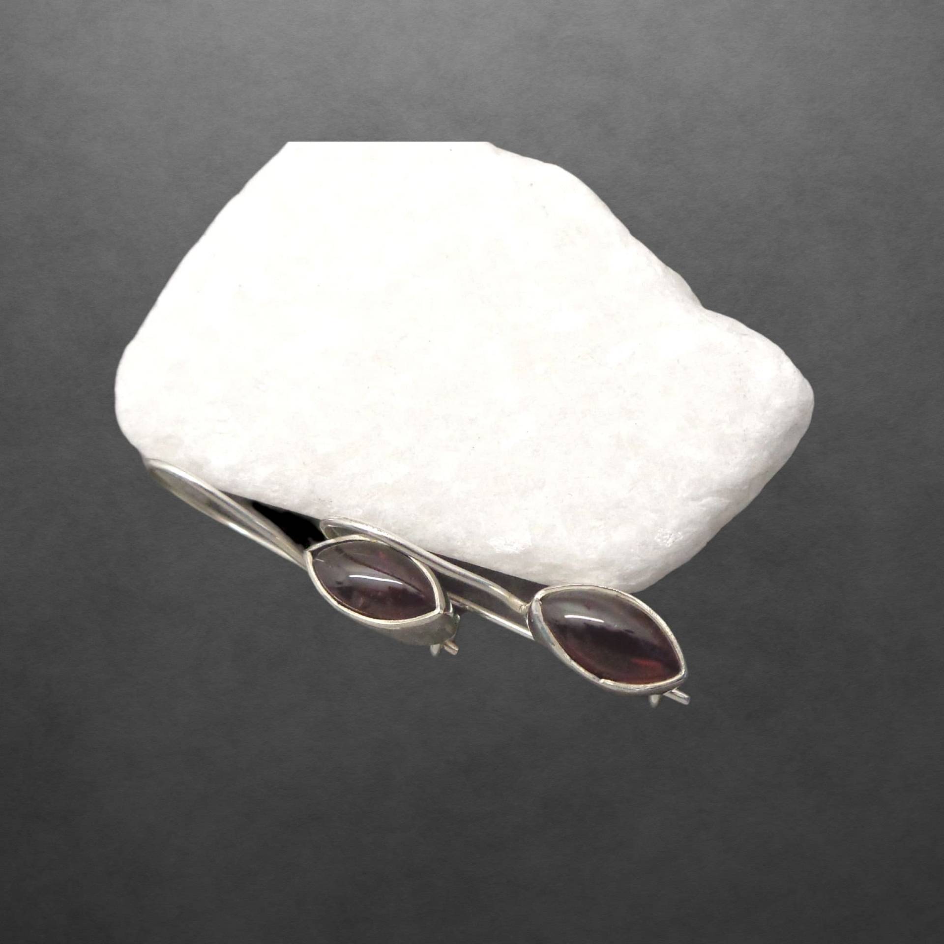 Granat Ohrringe 925 Sterling Silber, Dezent Geschwärzt, Cabochon, Haken Verschließbar, 9988 von ShivasSilver