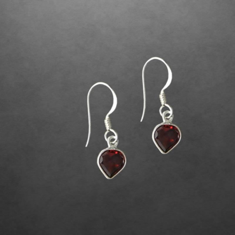 Granat Ohrringe 925 Sterling Silber, Facettierte Steine, Zierliches Design von ShivasSilver