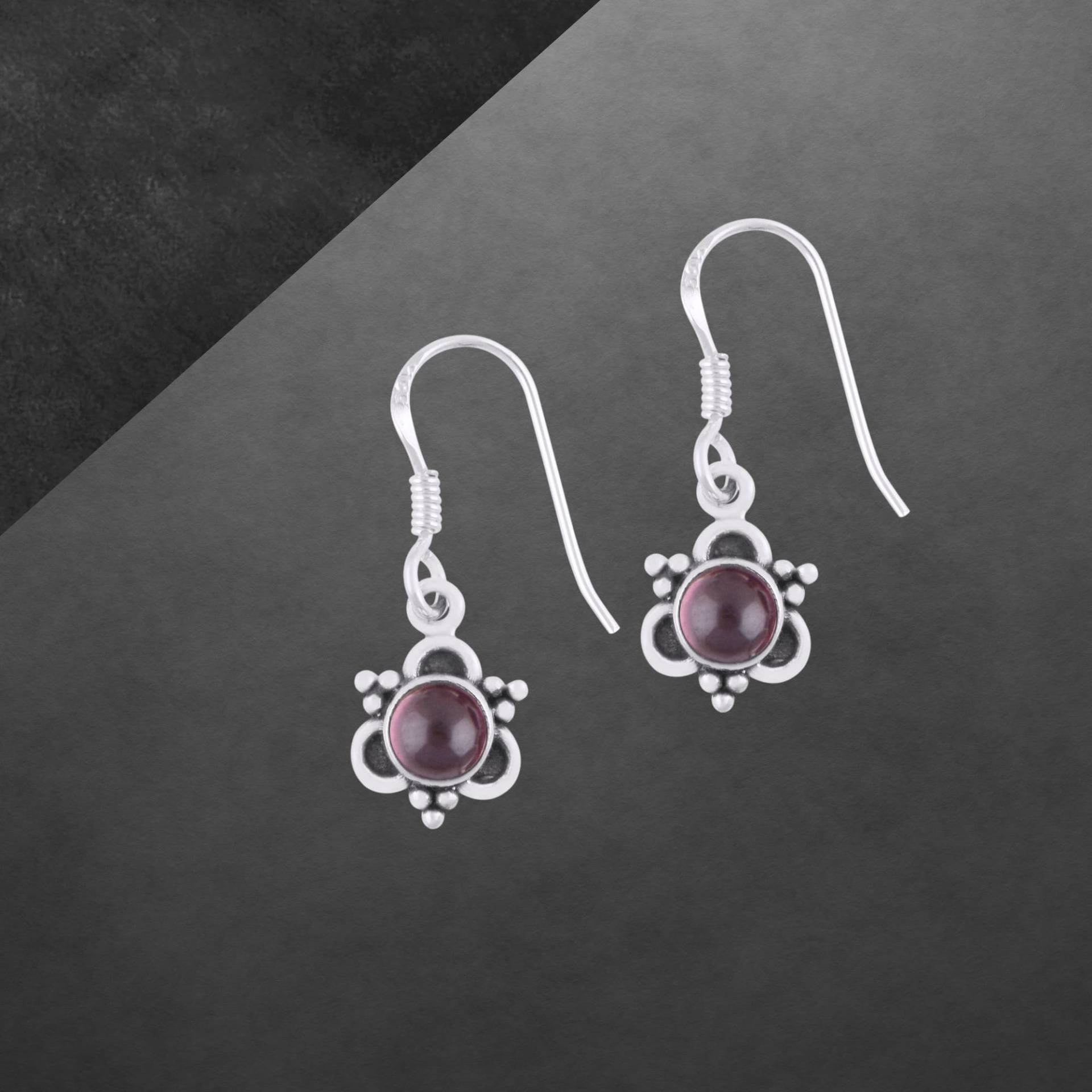 Granat Ohrringe 925 Sterling Silber, Geschwärzt, Cabochon Steine 60 B von ShivasSilver