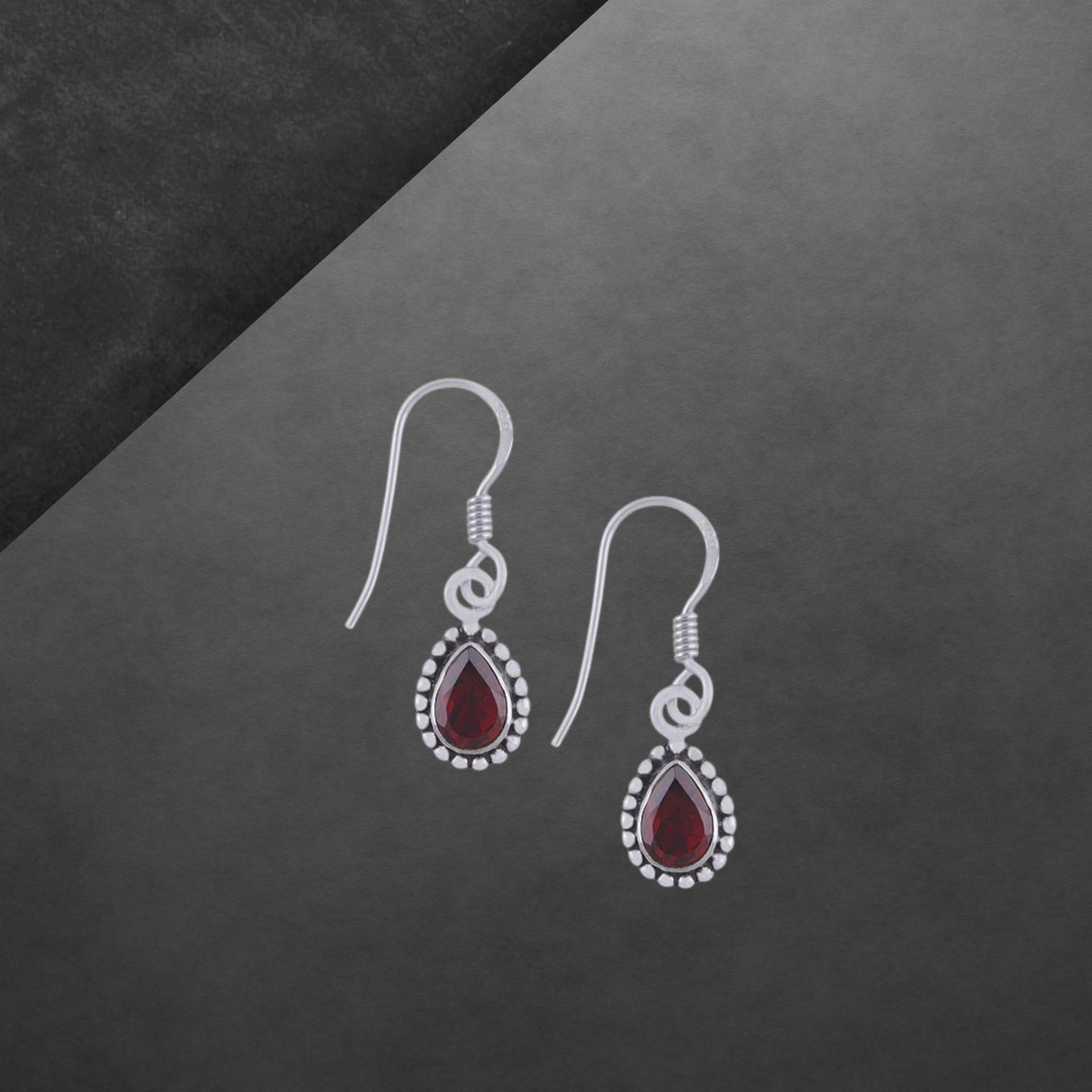 Granat Ohrringe 925 Sterling Silber, Geschwärzt, Facettierte Steine, Haken Offen, Silikon-Verschlüsse 43A Granat Ohrringe 925 Sterling Silber, Geschwärzt, Facettierte Steine, Haken Offen, Silikon-Verschlüsse 43A von ShivasSilver