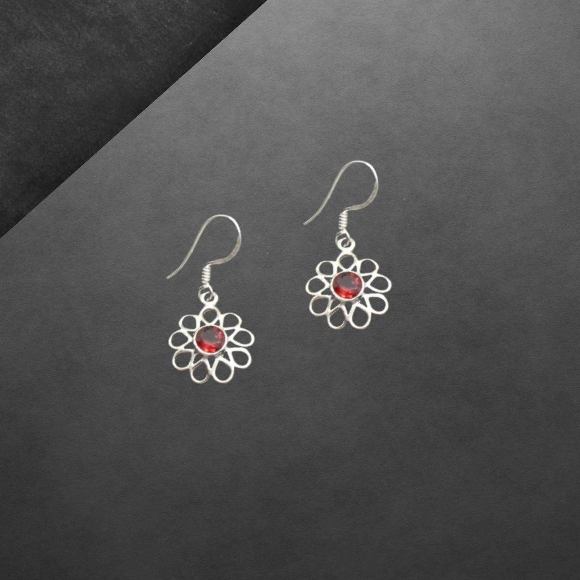 Granat Ohrringe 925 Sterling Silber, Glänzendes Silber Dezent Geschwärzt, Facettierte Steine 815 von ShivasSilver