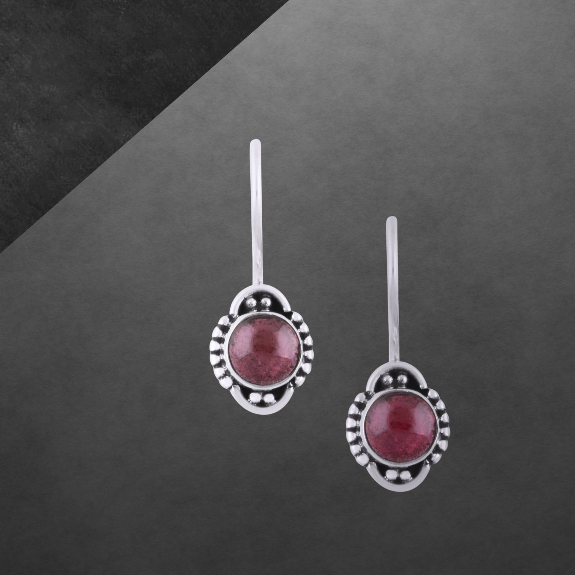 Granat Ohrringe 925 Sterling Silber Geschwärzt, Cabochon, Haken Zum Schließen Granat Ohrringe 925 Sterling Silber Geschwärzt, Cabochon, Haken Zum Schließen von ShivasSilver