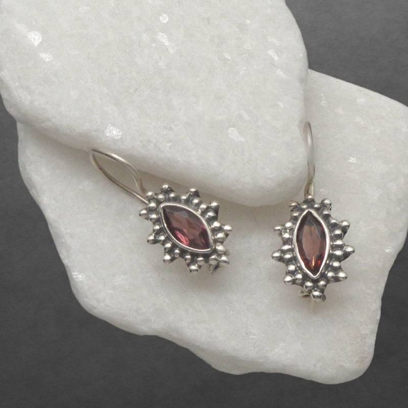 Granat Ohrringe 925 Sterling Silber, Geschwärzt, Facettierte Steine, Haken Verschließbar von ShivasSilver