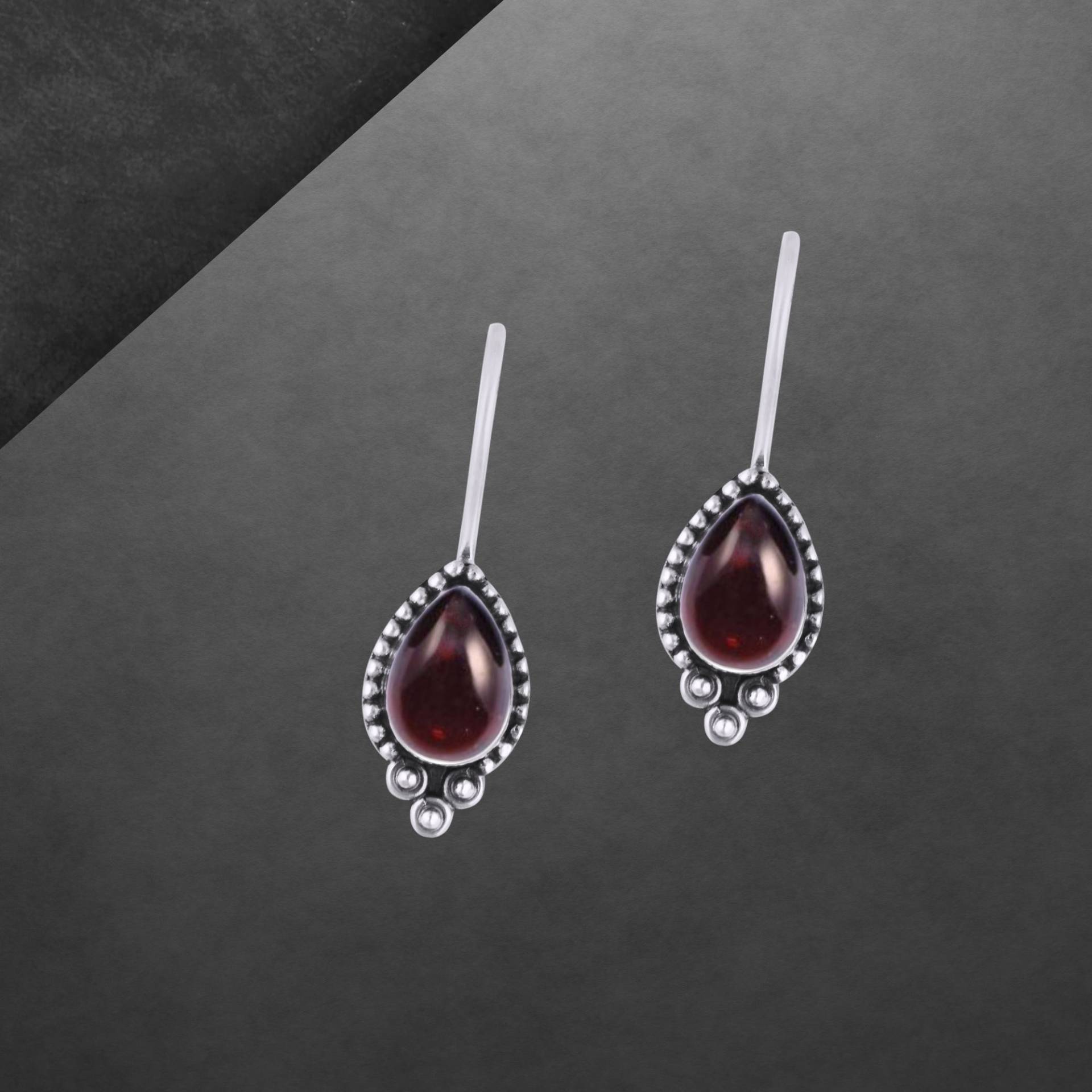 Granat Ohrringe Aus 925 Sterling Silber, Geschwärzt, Cabochon, Haken Verschließbar, 27 Mm Länge Granat Ohrringe Aus 925 Sterling Silber, Geschwärzt, Cabochon, Haken Verschließbar, 27 Mm Länge von ShivasSilver