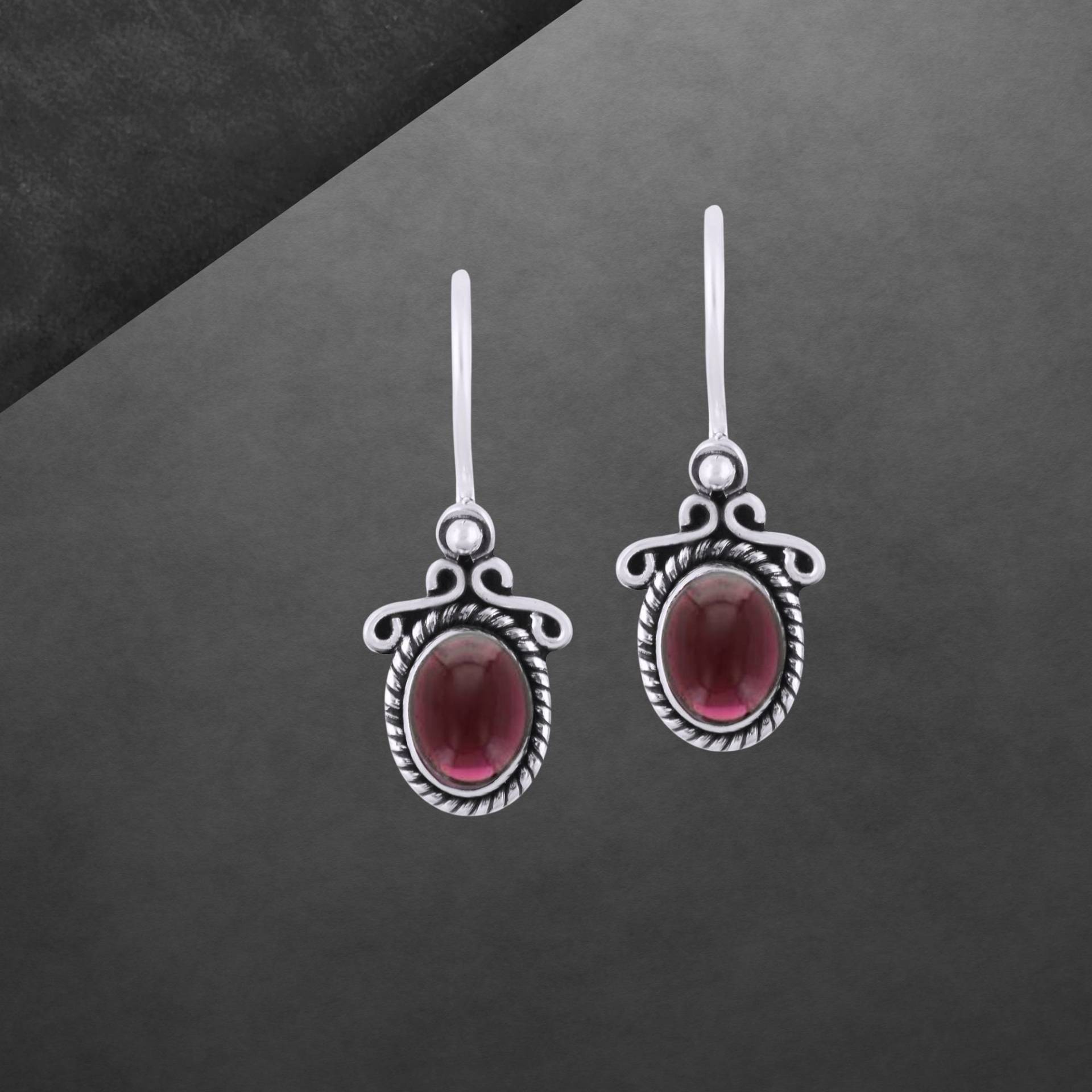 Granat Ohrringe Aus 925 Sterling Silber, Geschwärzt, Cabochon, Haken Verschließbar, 30 Mm Länge Granat Ohrringe Aus 925 Sterling Silber, Geschwärzt, Cabochon, Haken Verschließbar, 30 Mm Länge von ShivasSilver