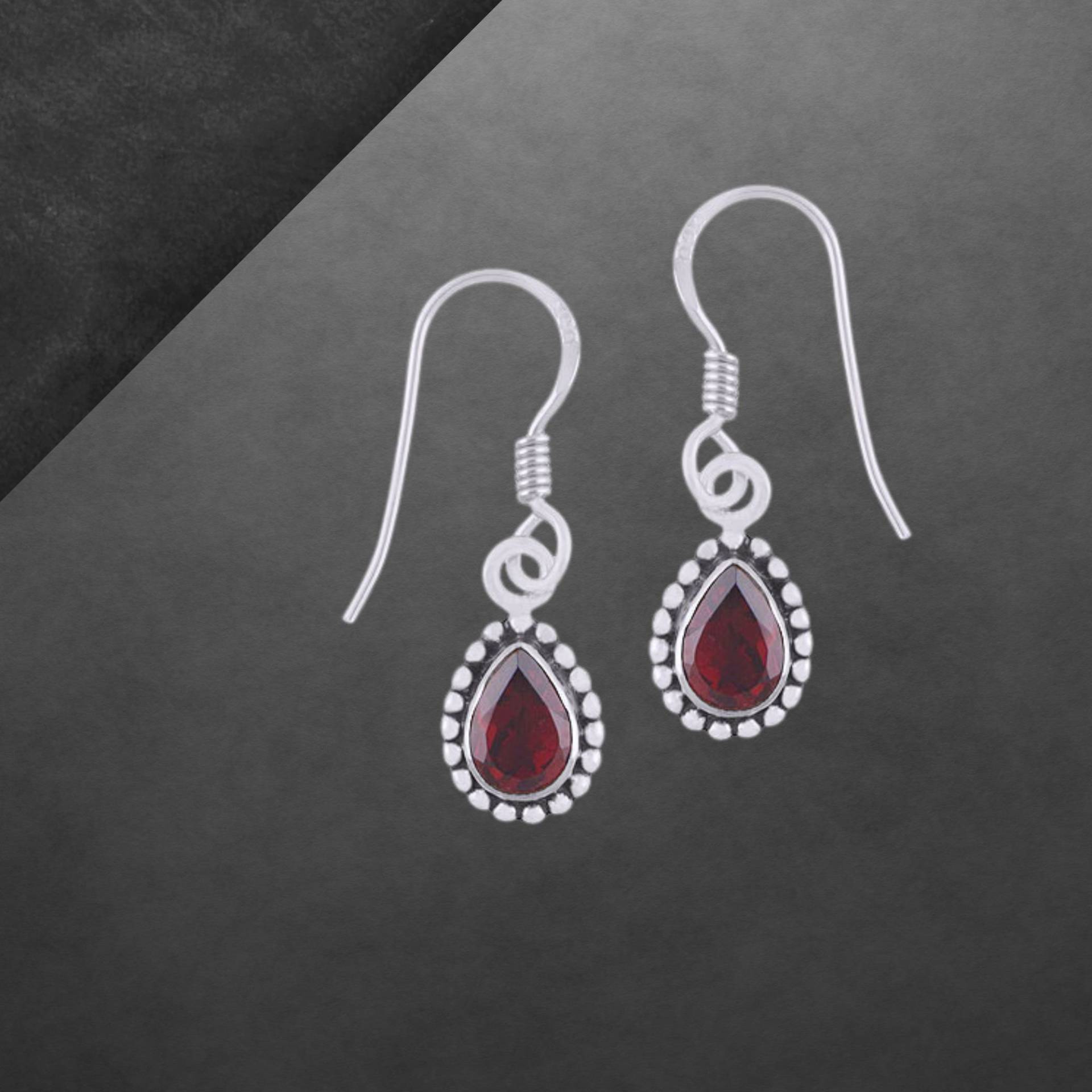 Granat Ohrringe Aus 925 Sterling Silber, Geschwärzt, Facettiert, Zierliches Design, Haken Offen von ShivasSilver