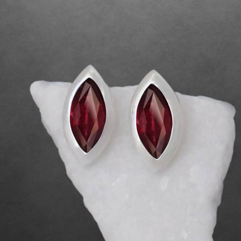 Granat Ohrstecker 925 Sterling Silber, Facettierte Steine, Glänzendes Silber von ShivasSilver