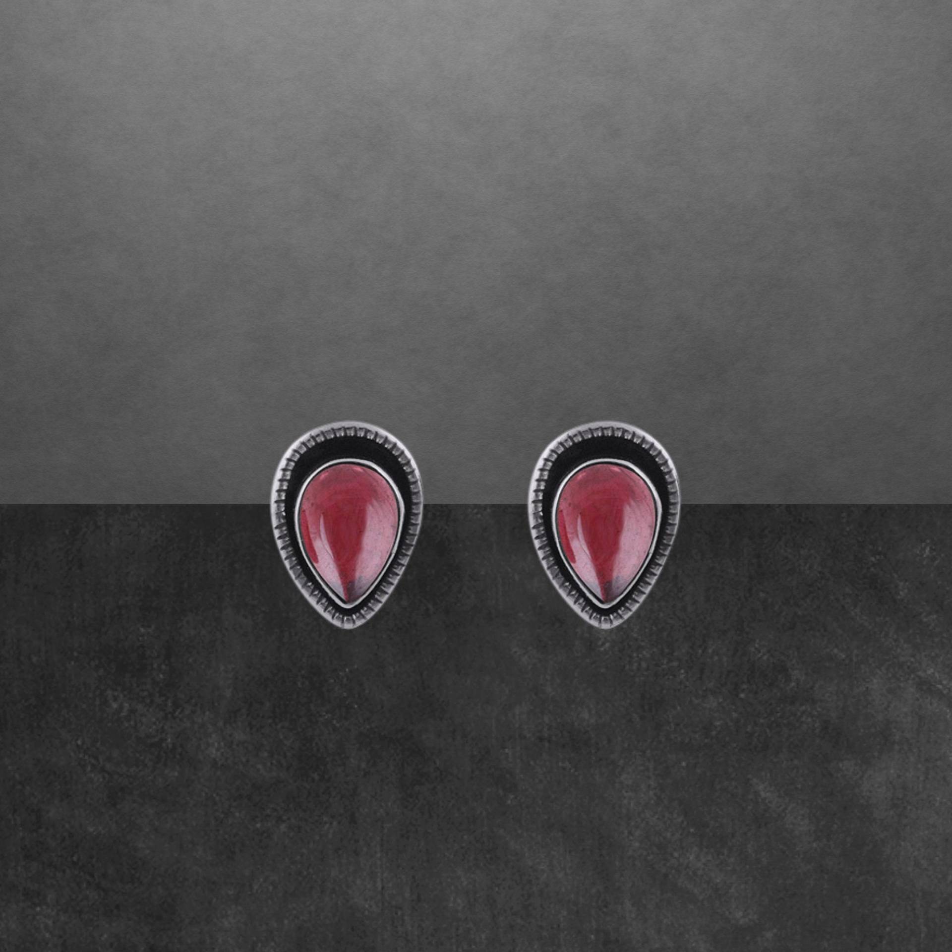 Granat Ohrstecker 925 Sterling Silber, Geschwärzt, Cabochon Steine von ShivasSilver