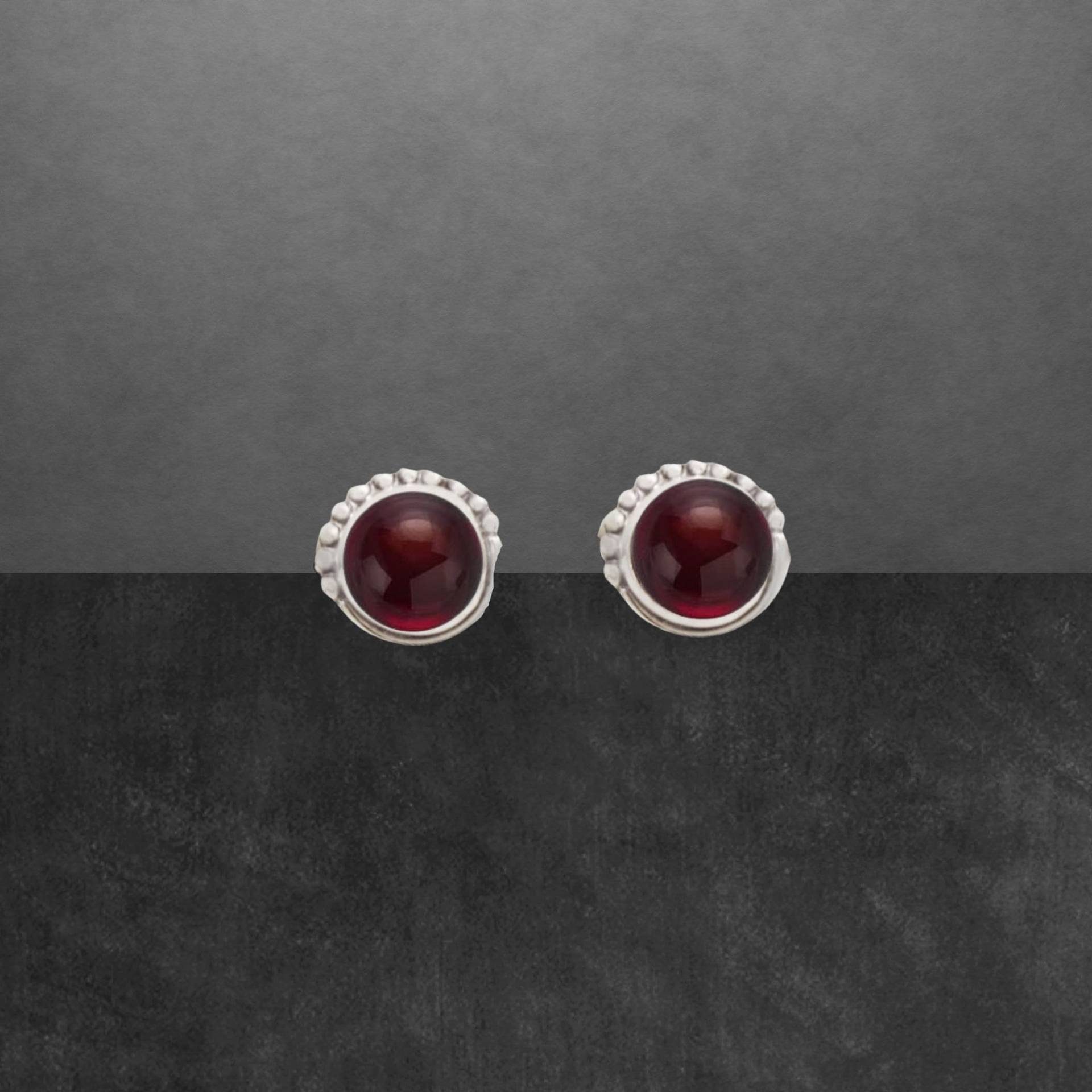 Granat Ohrstecker 925 Sterling Silber, Geschwärzt, Runde Cabochons Granat Ohrstecker 925 Sterling Silber, Geschwärzt, Runde Cabochons von ShivasSilver