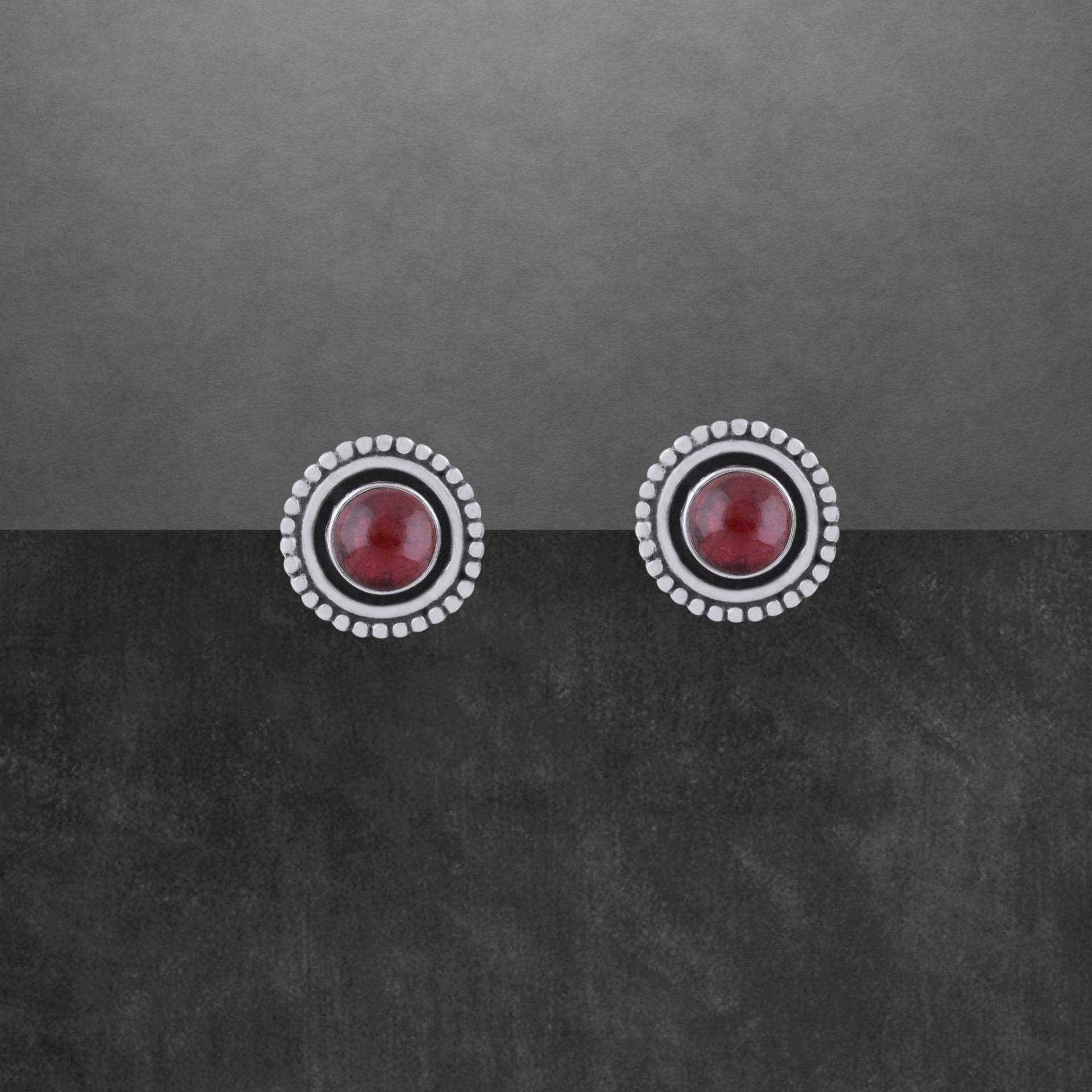 Granat Ohrstecker 925 Sterling Silber, Geschwärzt, Runde Cabochons Granat Ohrstecker 925 Sterling Silber, Geschwärzt, Runde Cabochons von ShivasSilver