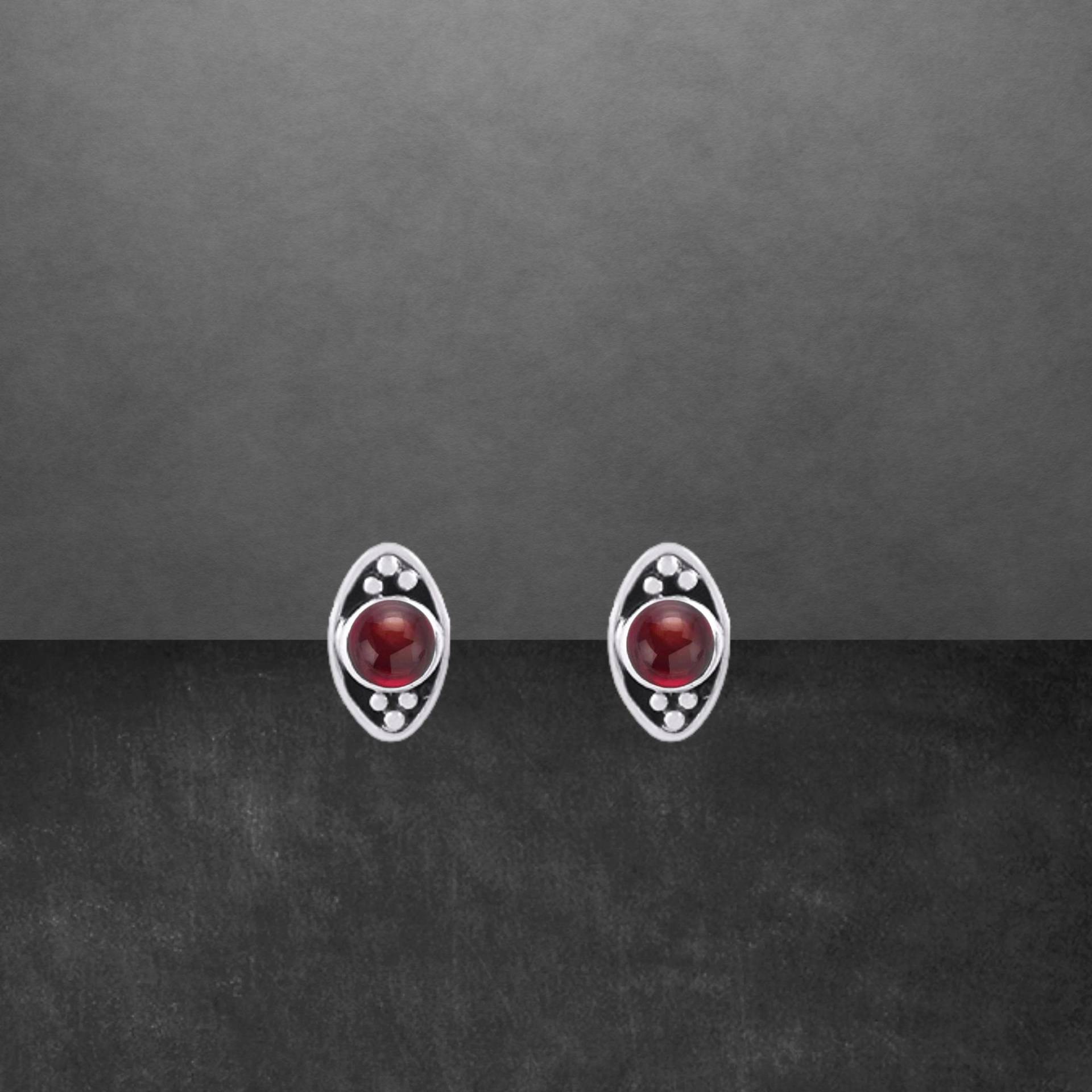 Granat Ohrstecker 925 Sterling Silber, Geschwärzt, Runde Cabochons von ShivasSilver