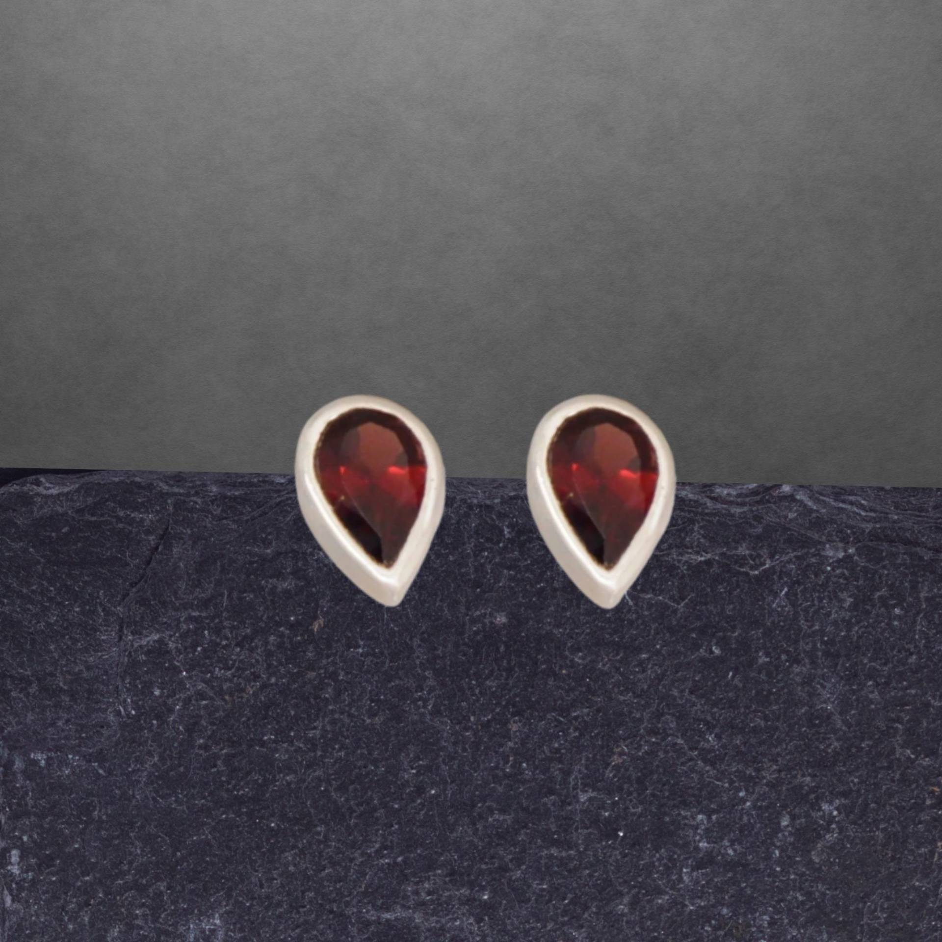 Granat Ohrstecker 925 Sterling Silber, Glänzend, Facettierte Steine von ShivasSilver