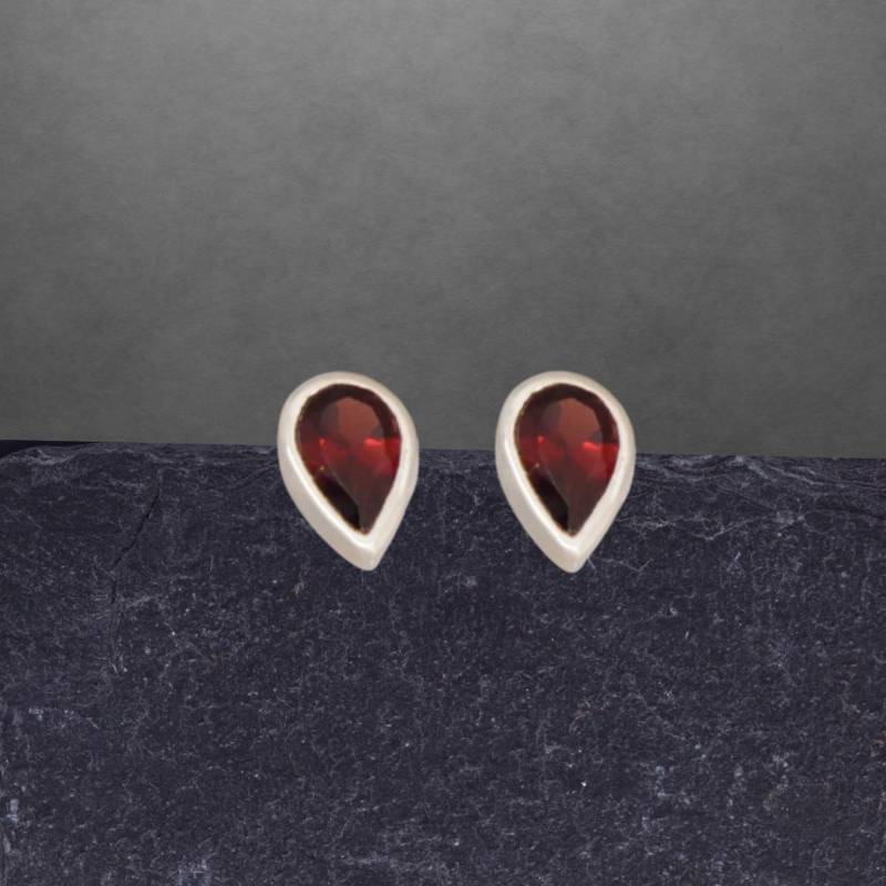 Granat Ohrstecker 925 Sterling Silber, Glänzend, Facettierte Steine von ShivasSilver
