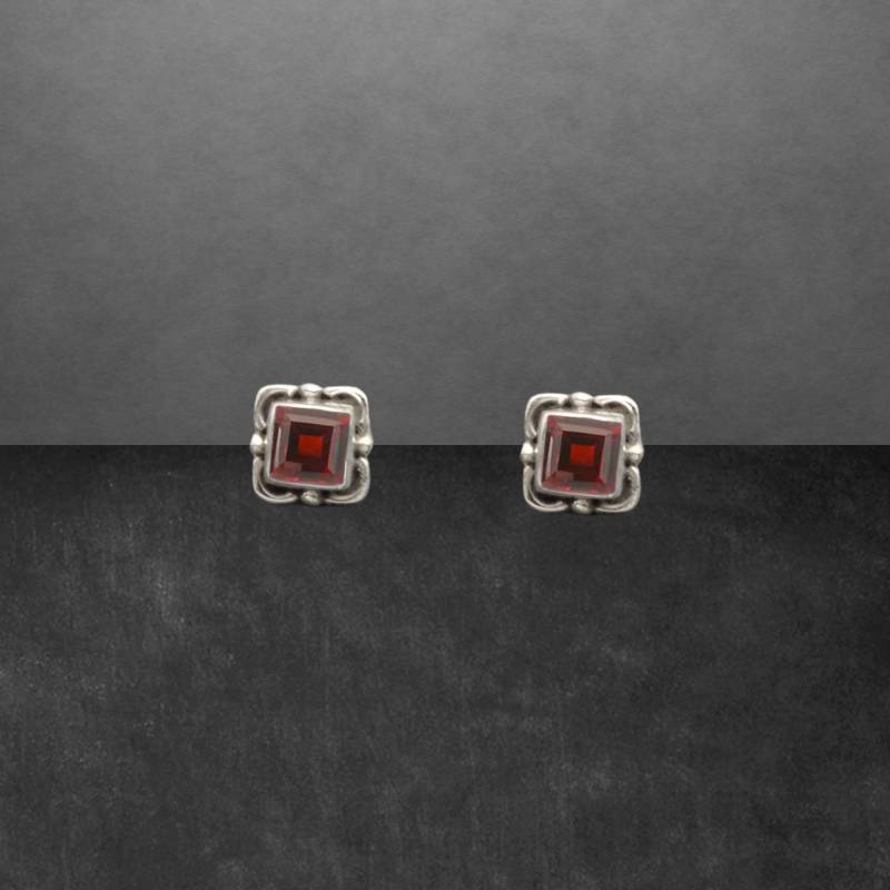 Granat Ohrstecker Aus Silber Geschwärzt Geschenk Für Frauen Freundin Mädchen Muttertaggeschenk Mama Weihnachtsgeschenk Geburtstagsgeschenk von ShivasSilver