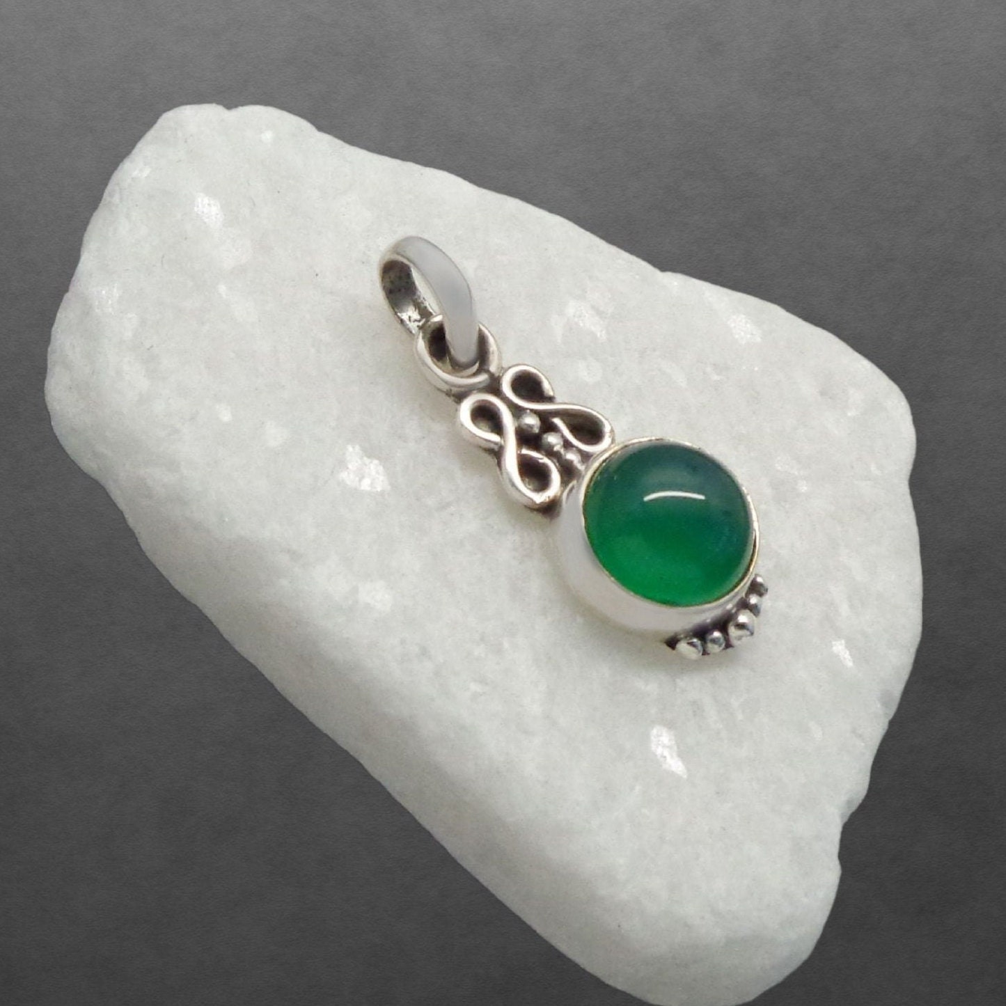 Grüner Achat Anhänger 925 Sterling Silber, Geschwärzt, Runder Cabochon von ShivasSilver