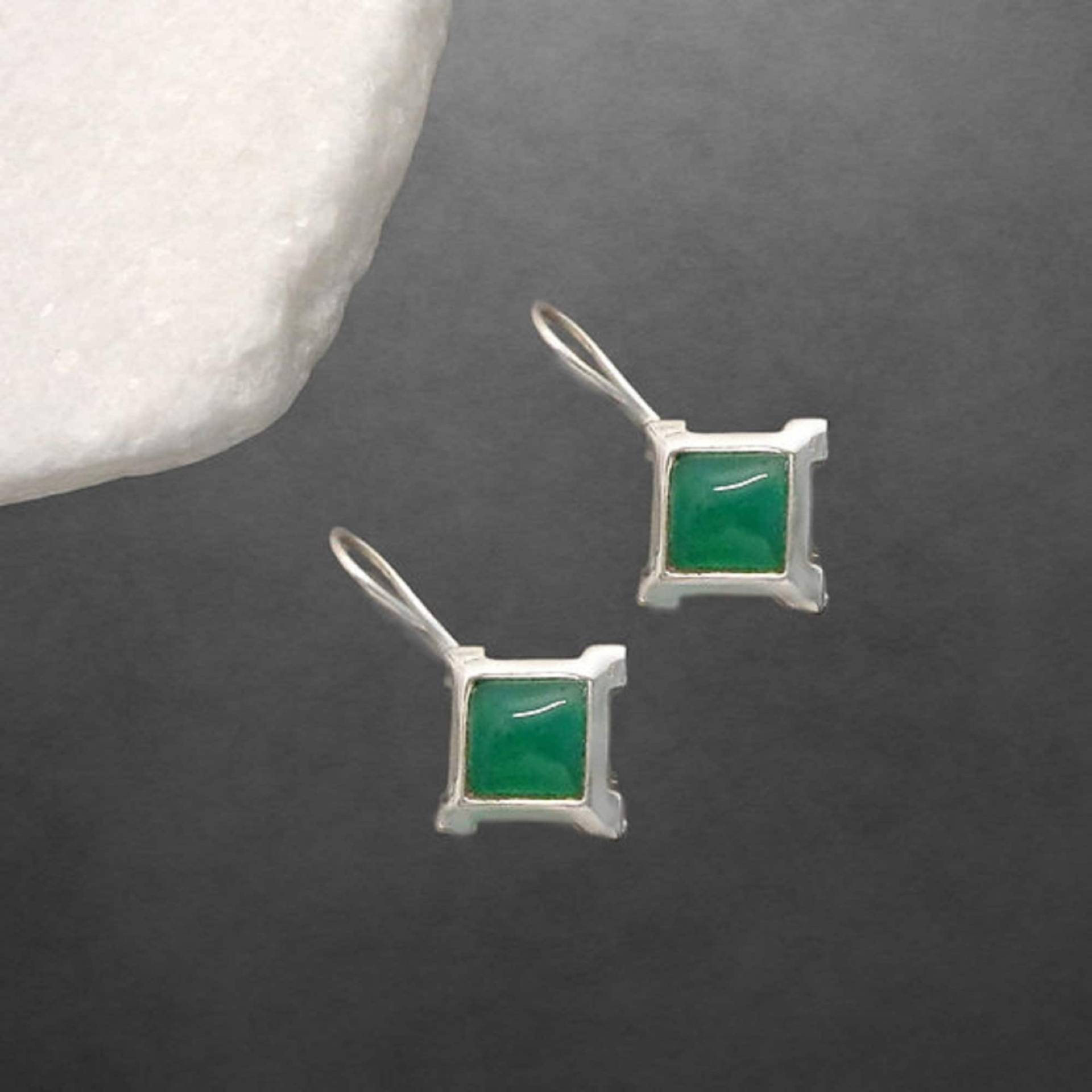 Grüner Achat Ohrringe 925 Sterling Silber, Glänzendes Cabochon, Haken Verschließbar Grüner Achat Ohrringe 925 Sterling Silber, Glänzendes Cabochon, Haken Verschließbar von ShivasSilver