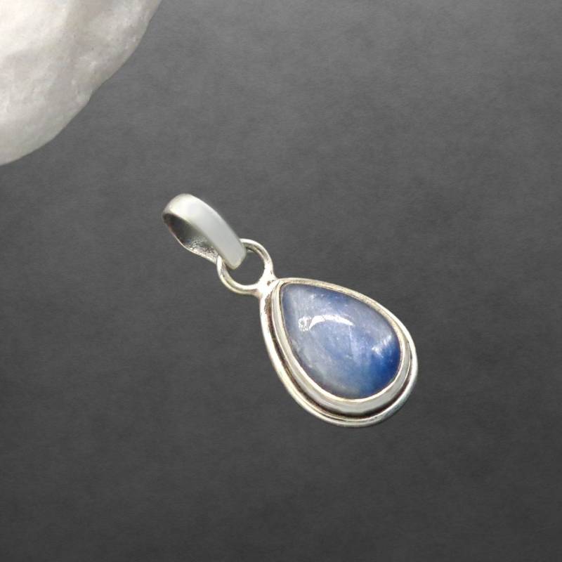 Kyanit Anhänger Mit 925 Sterling Silber, Geschwärzt, Farbe Des Steins Variiert Nach Lichteinfall von ShivasSilver