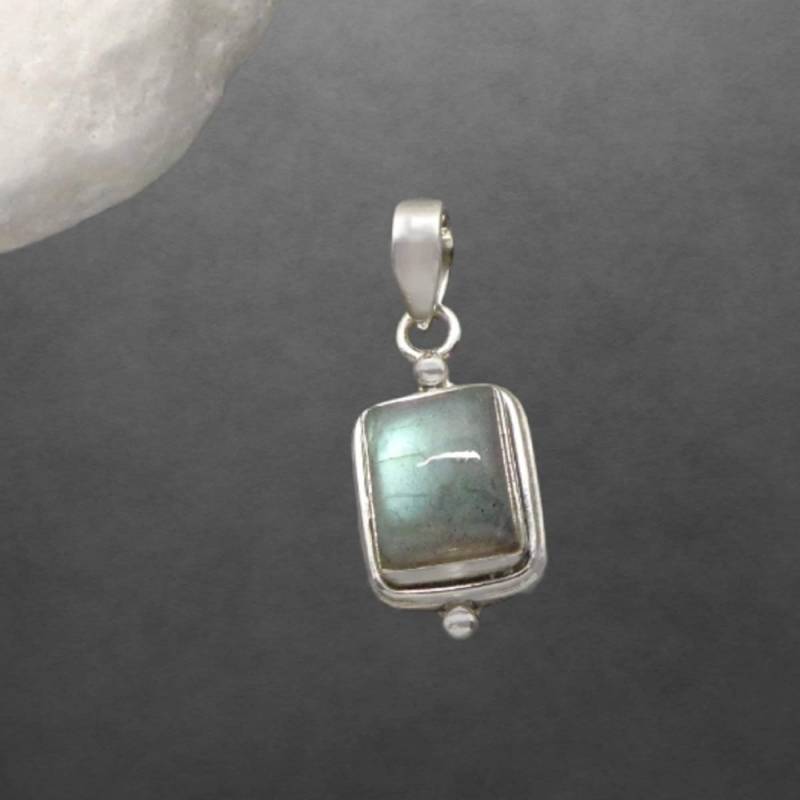 Labradorit Anhänger Aus 925 Sterling Silber, Dezent Geschwärzt, Eckiger Cabochon von ShivasSilver