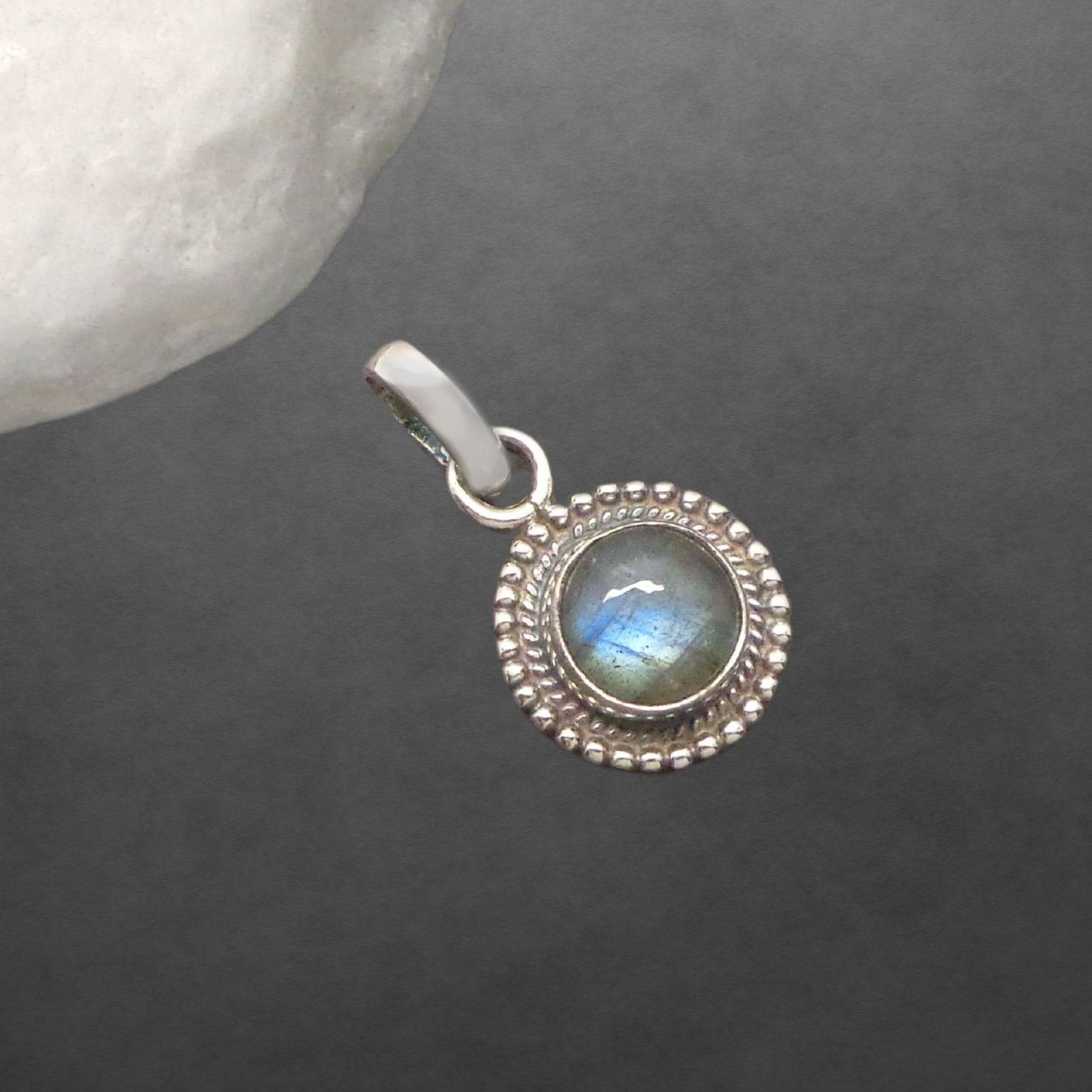 Labradorit Anhänger Aus 925 Sterling Silber, Geschwärzt, Runder Cabochon, Zierlich von ShivasSilver