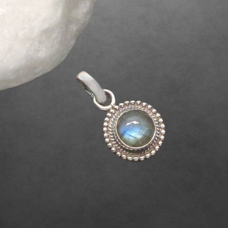 Labradorit Anhänger Aus 925 Sterling Silber, Geschwärzt, Runder Cabochon, Zierlich von ShivasSilver