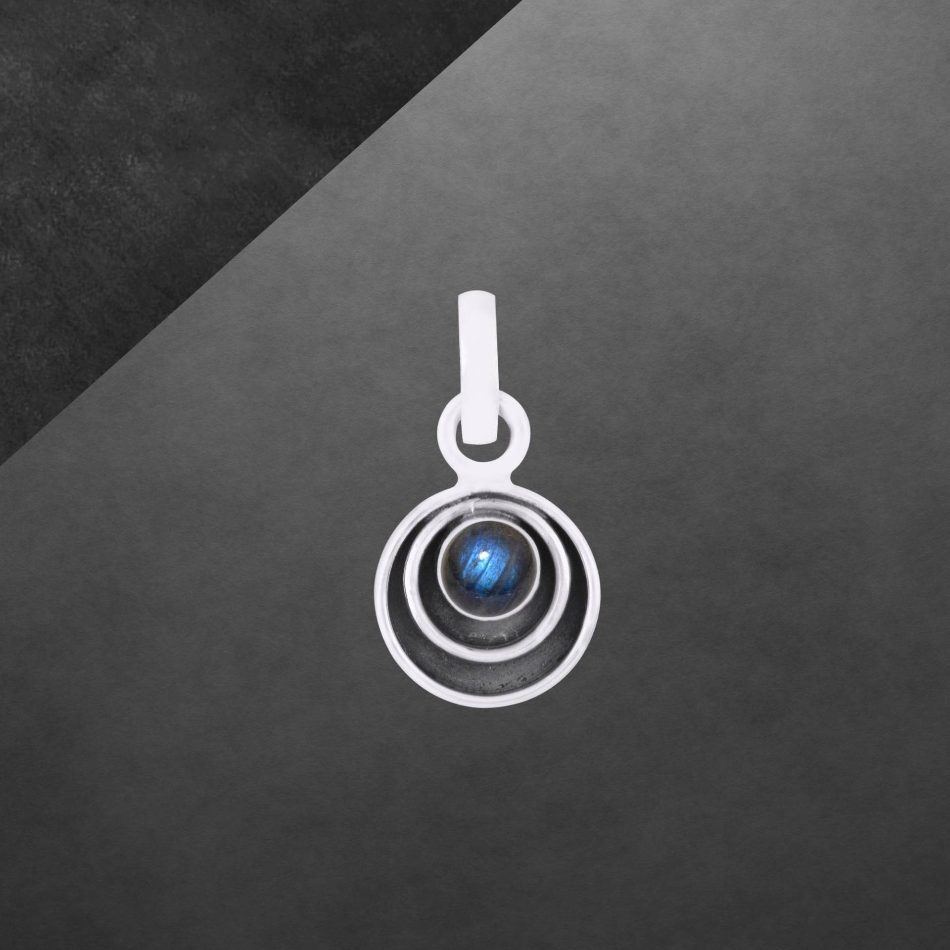 Labradorit Anhänger Aus 925 Sterling Silber, Geschwärzt, Zierliches Design, Mit Cabochon von ShivasSilver