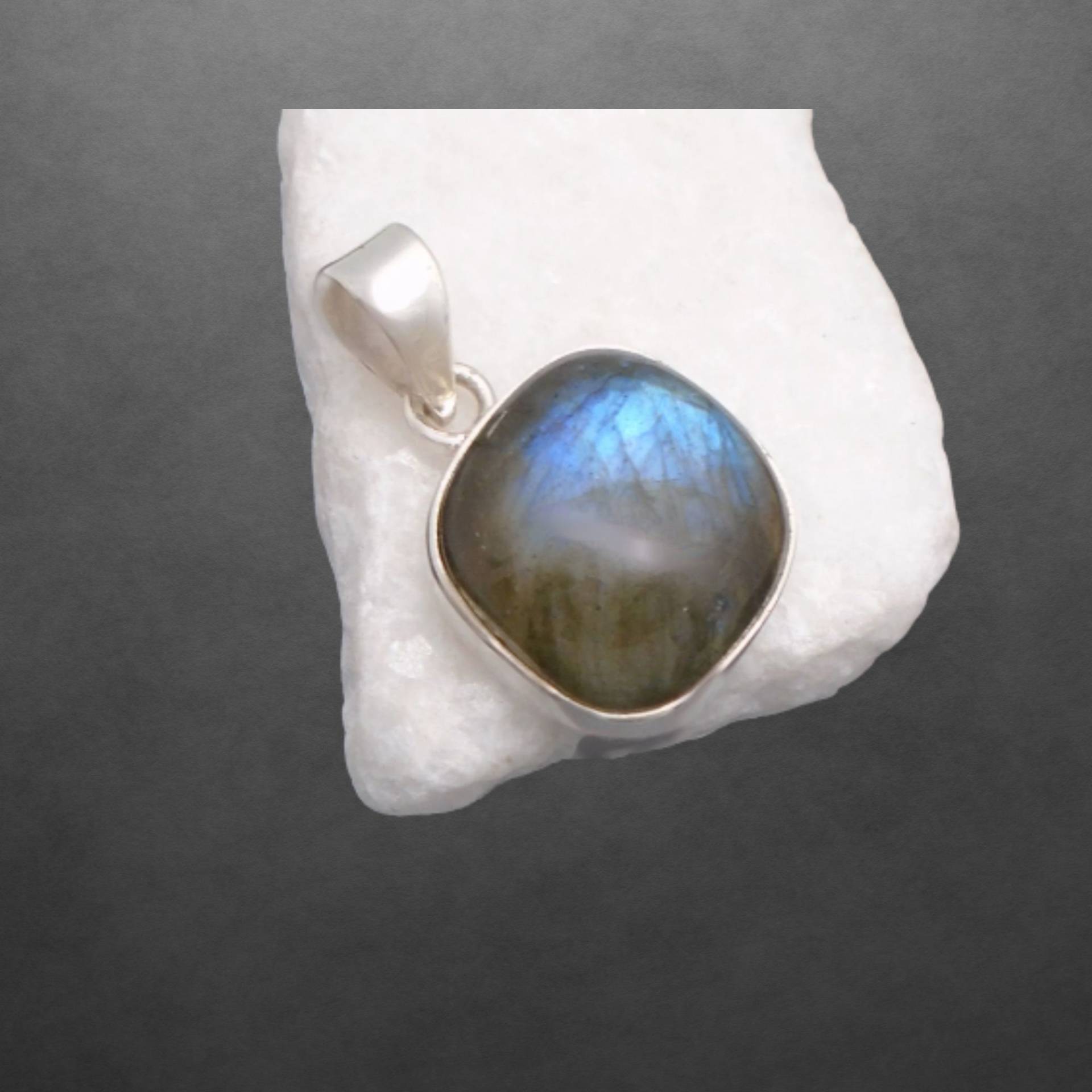 Labradorit Anhänger Aus 925 Sterling Silber, Glänzend, Dezent Geschwärzt, 25 Mm Länge, 2, 5 G von ShivasSilver