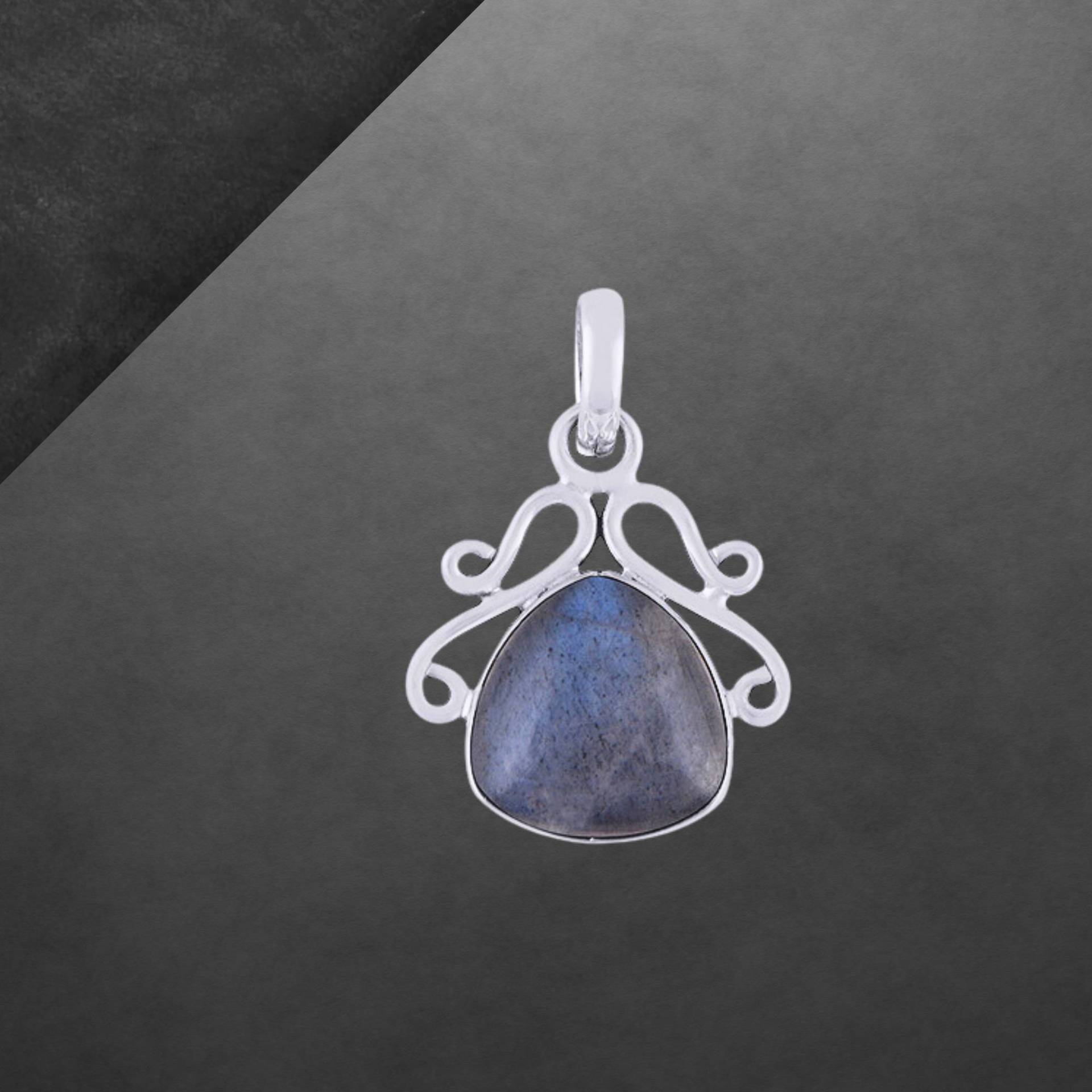 Labradorit Anhänger Mit 925 Sterling Silber, Eckiger Cabochon, Zierelemente, 226 von ShivasSilver