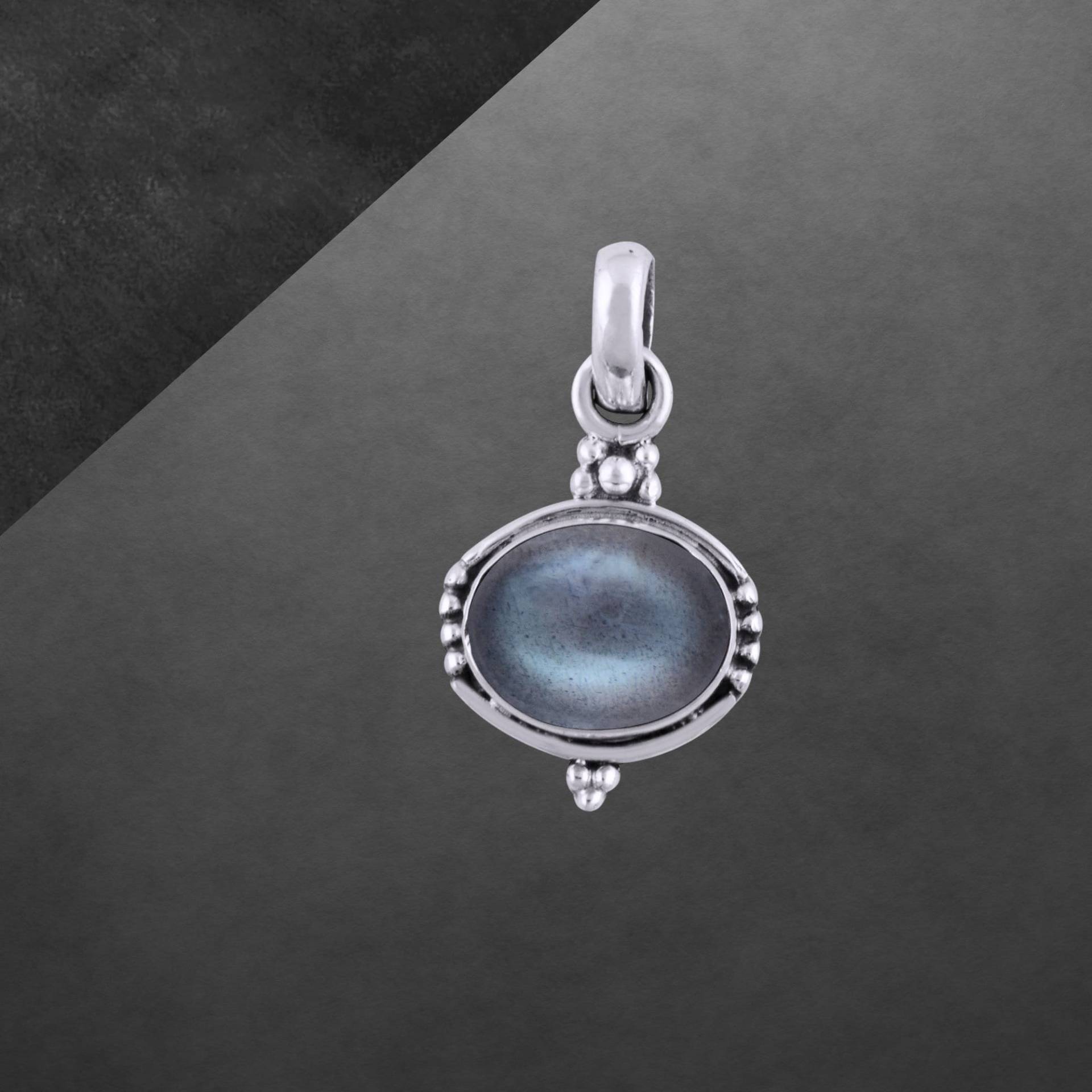 Labradorit Anhänger Mit 925 Sterling Silber, Geschwärzt, Ovaler Cabochon, Zierliches Design, 5544 Labradorit Anhänger Mit 925 Sterling Silber, Geschwärzt, Ovaler Cabochon, Zierliches Design, 5544 von ShivasSilver