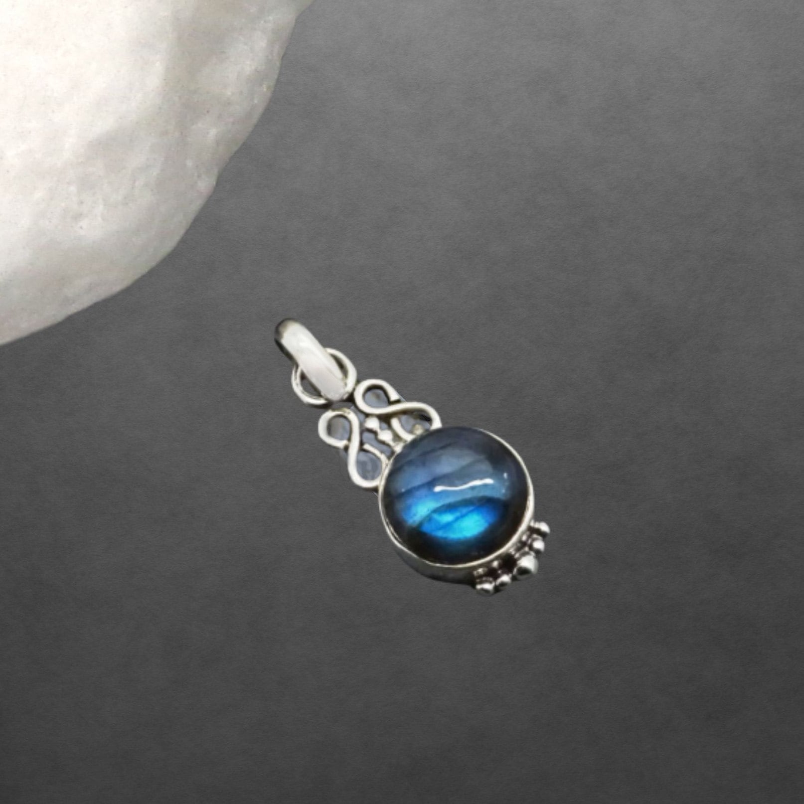 Labradorit Anhänger Mit 925 Sterling Silber, Geschwärzt, Runder Cabochon 20C Labradorit Anhänger Mit 925 Sterling Silber, Geschwärzt, Runder Cabochon 20C von ShivasSilver