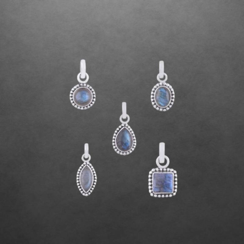 Labradorit Anhänger Mit 925 Sterling Silber Geschwärzt, Cabochon, Klein, Zierlich von ShivasSilver