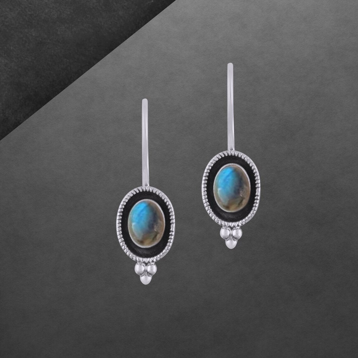 Labradorit Ohrringe 925 Sterling Silber, Geschwärzt, Cabochon, Hakenverschluss Labradorit Ohrringe 925 Sterling Silber, Geschwärzt, Cabochon, Hakenverschluss von ShivasSilver