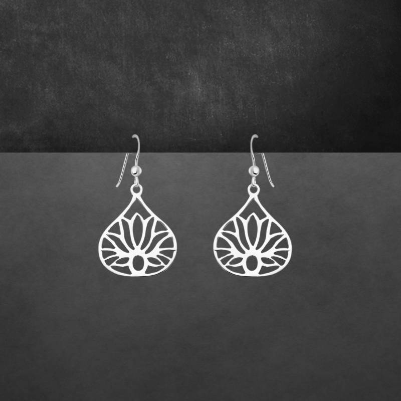 Ohrringe Aus 925 Sterling Silber, Glänzend, Mit Lotus Blüte in Tropfenform von ShivasSilver