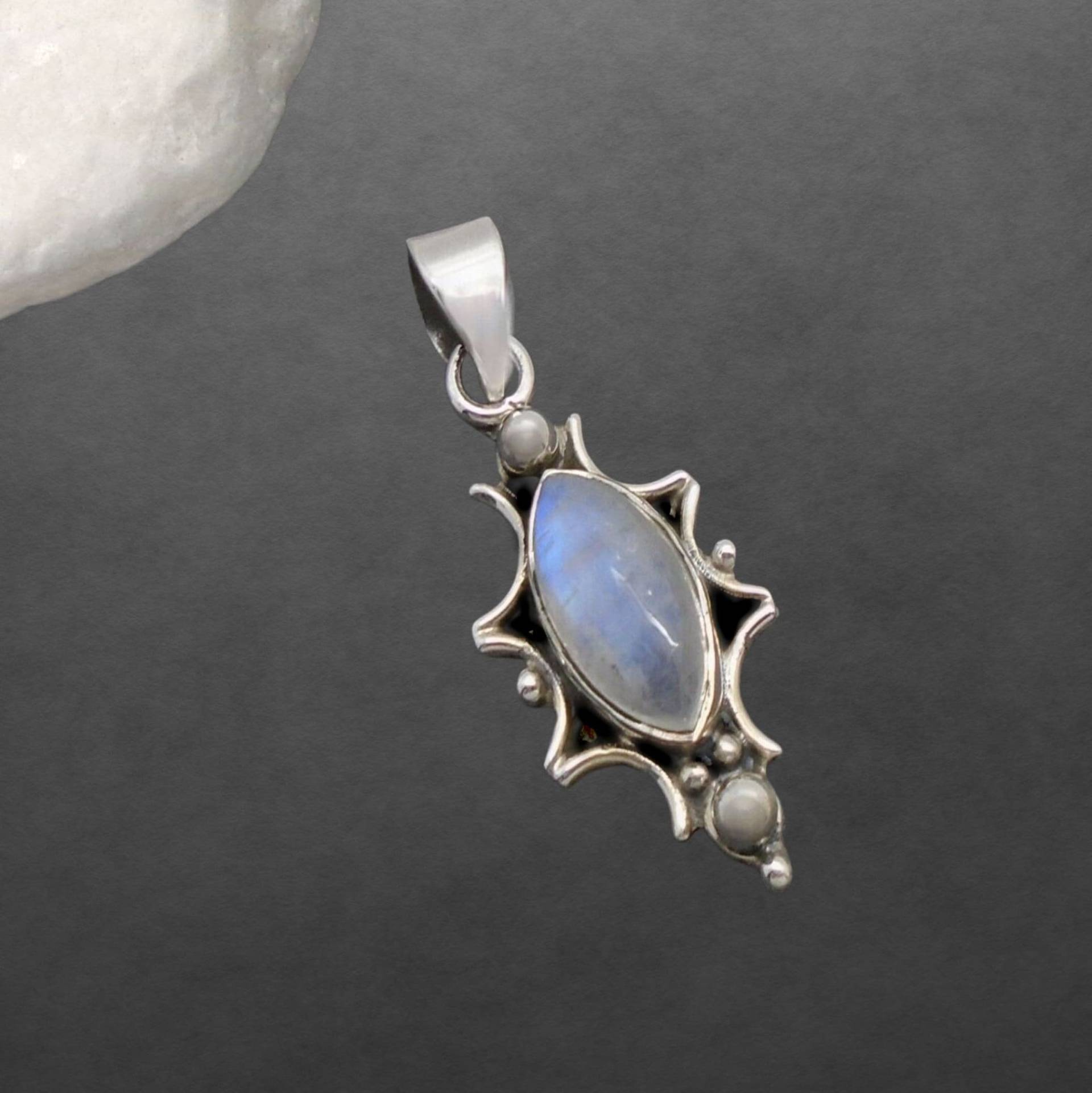 Mondstein Anhänger 925 Sterling Silber, Cabochon, Zierliches Antik Design von ShivasSilver